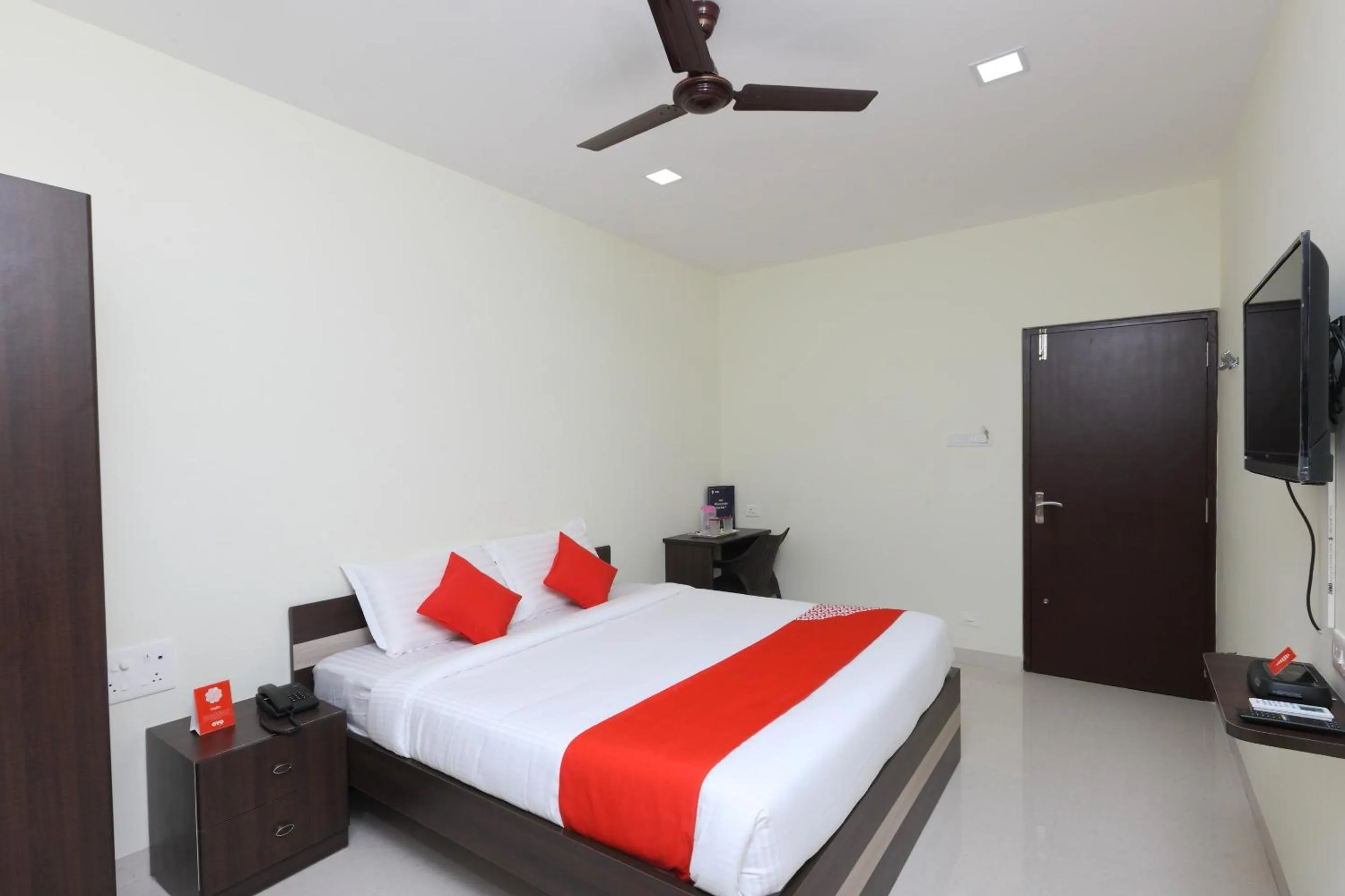 Bedroom in Super Hotel O Perfect Stay Near Meenambakkam Metro Station