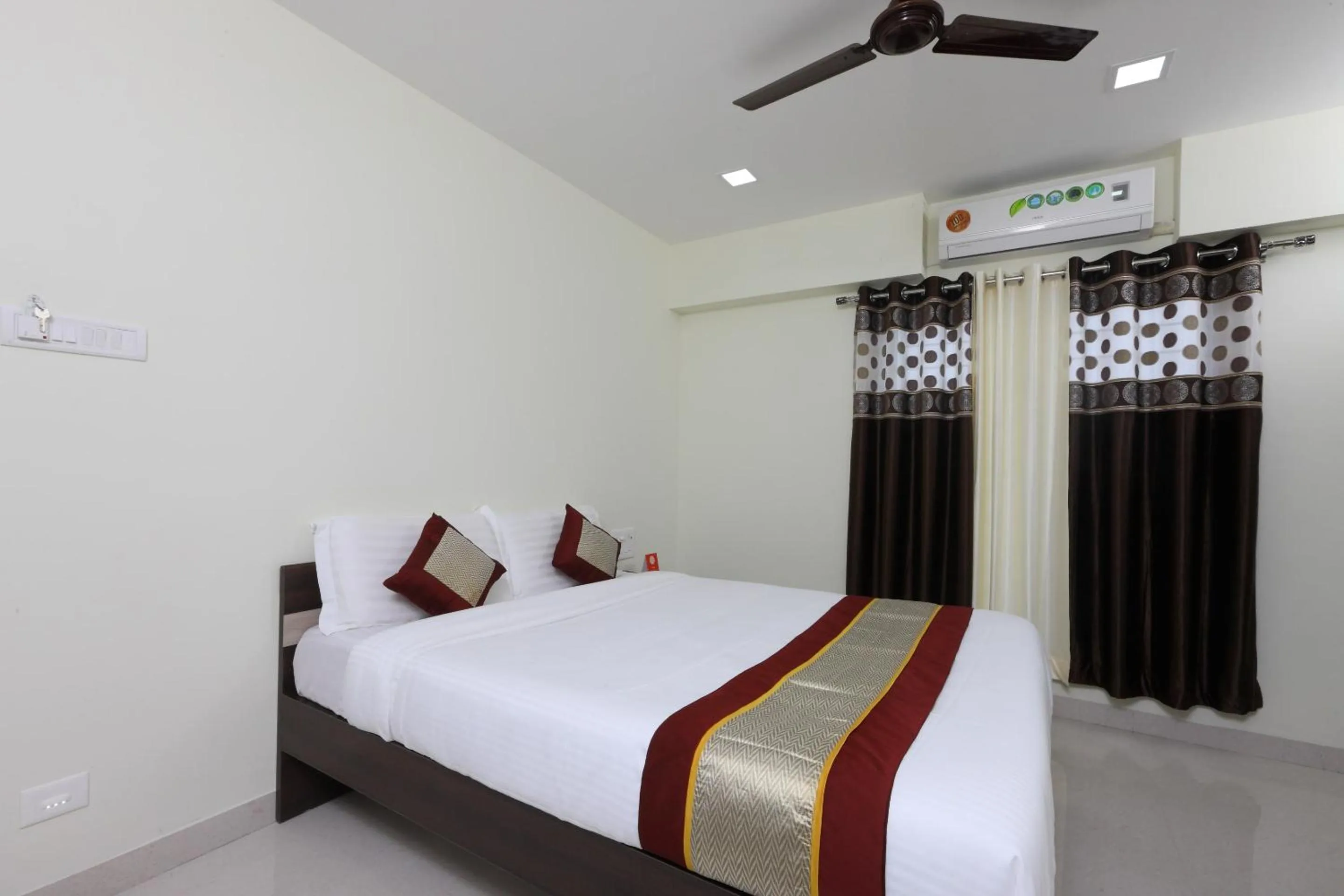 Bedroom in Super Hotel O Perfect Stay Near Meenambakkam Metro Station