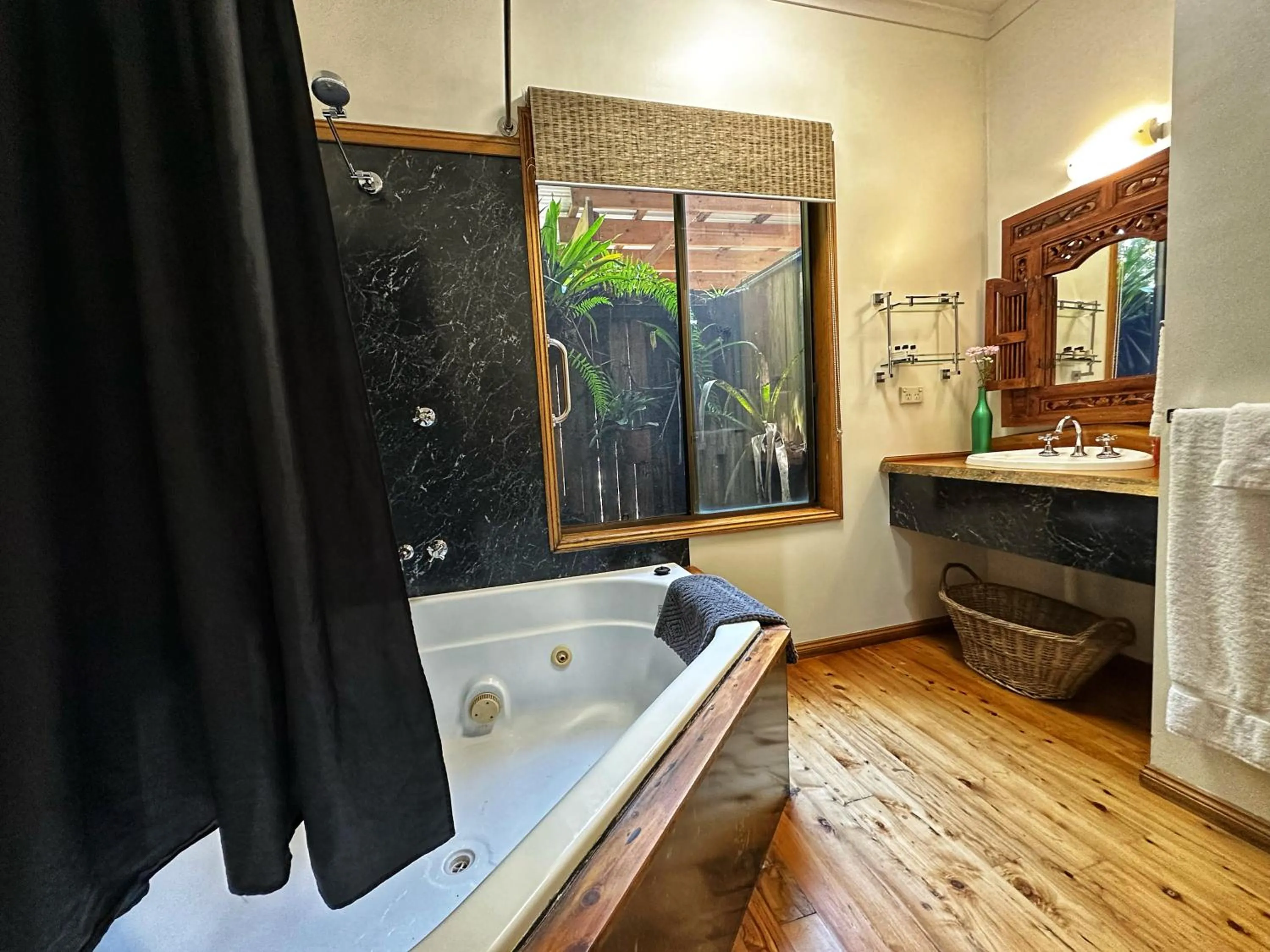 Bathroom in Crater Lakes Rainforest Cottages