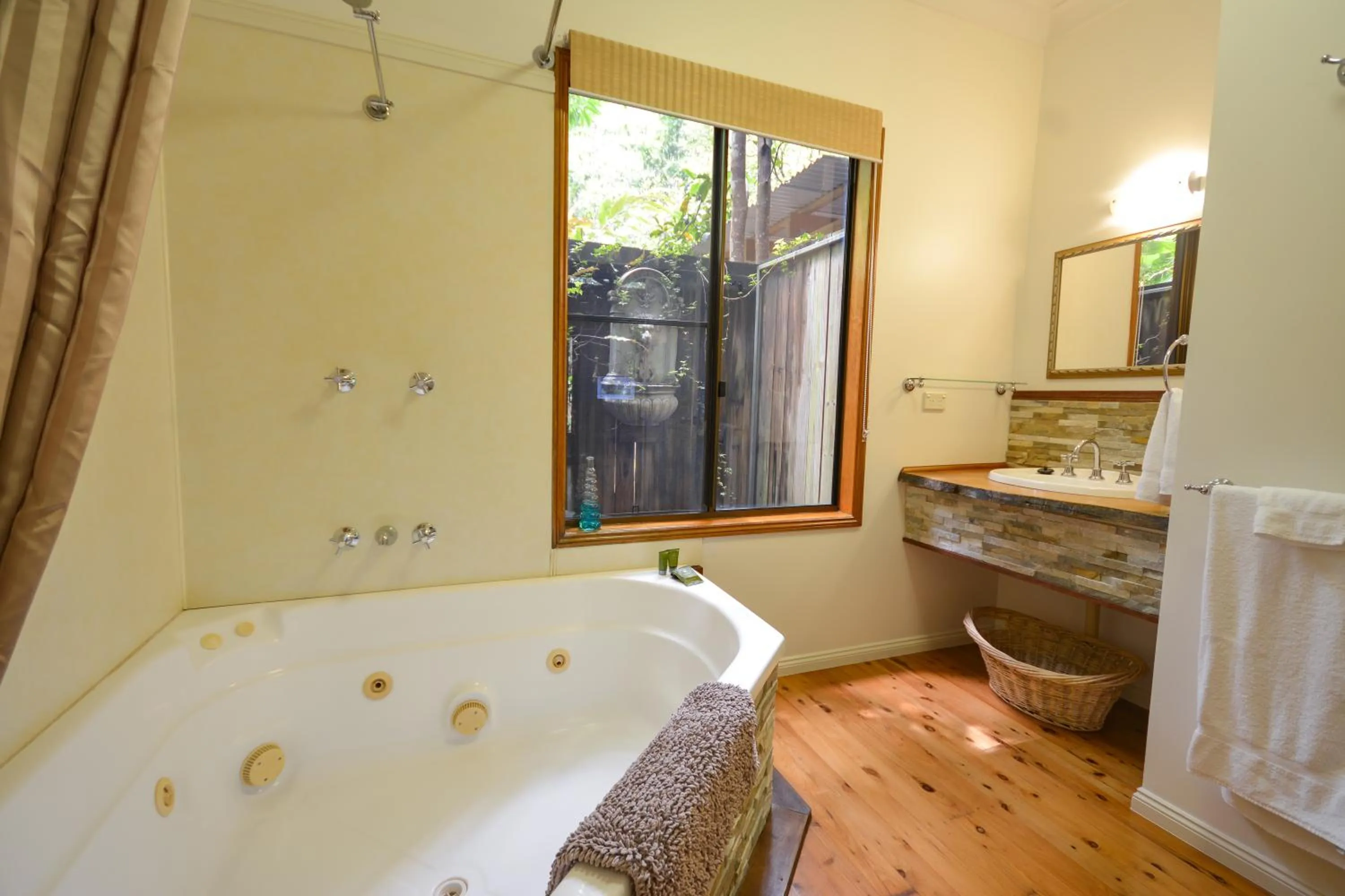Bathroom in Crater Lakes Rainforest Cottages