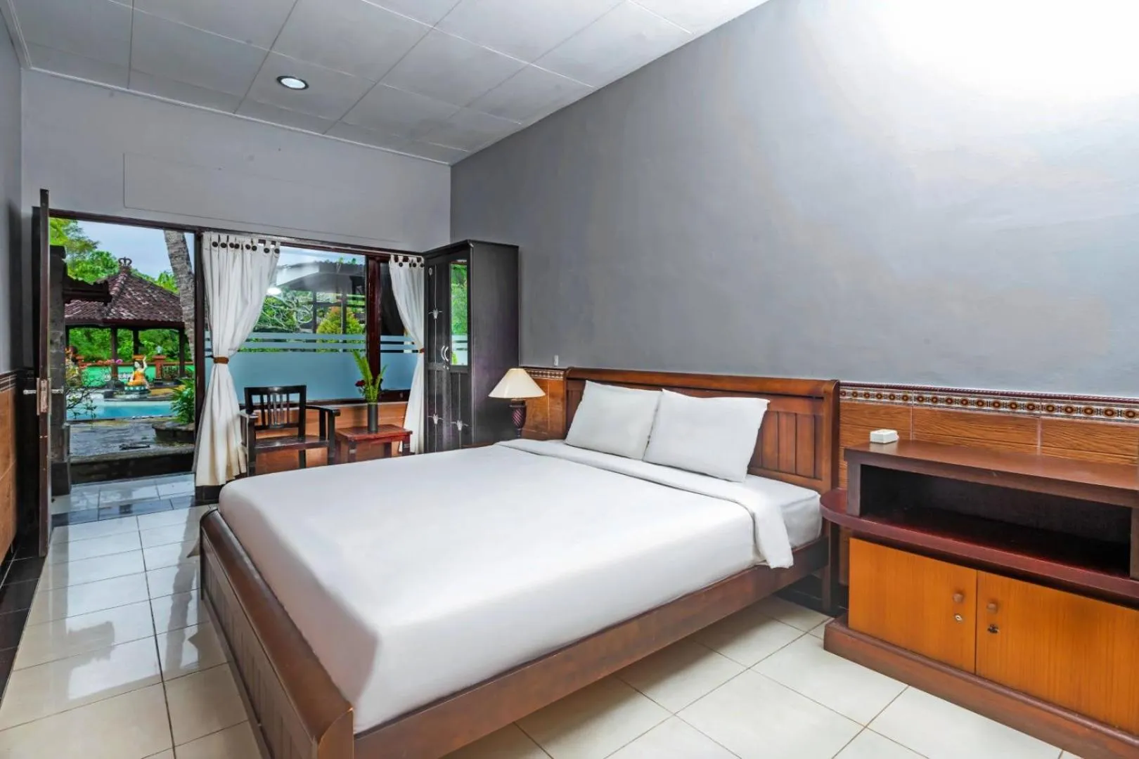Bed in Dewi Sinta Hotel and Restaurant