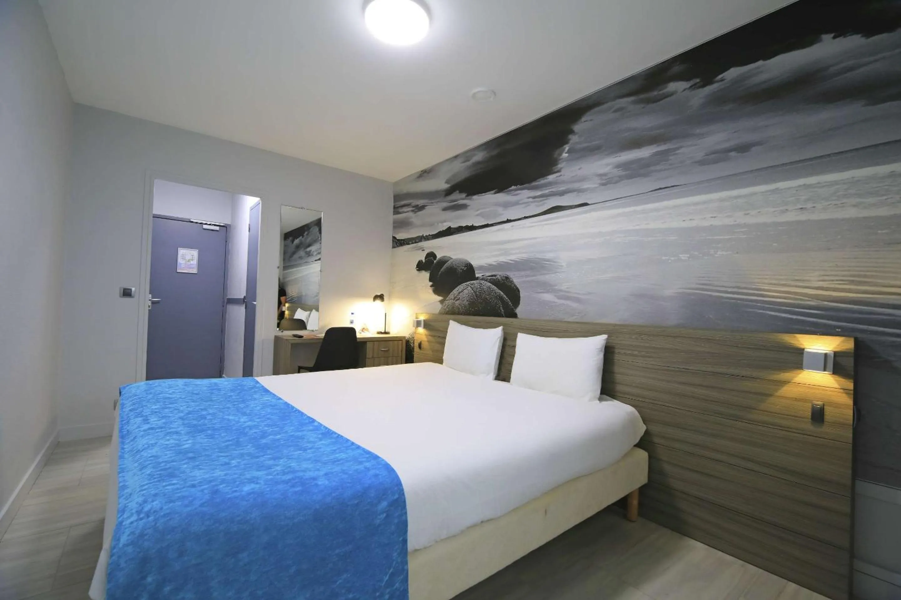 Bedroom, Bed in Brit Hotel Le Polder