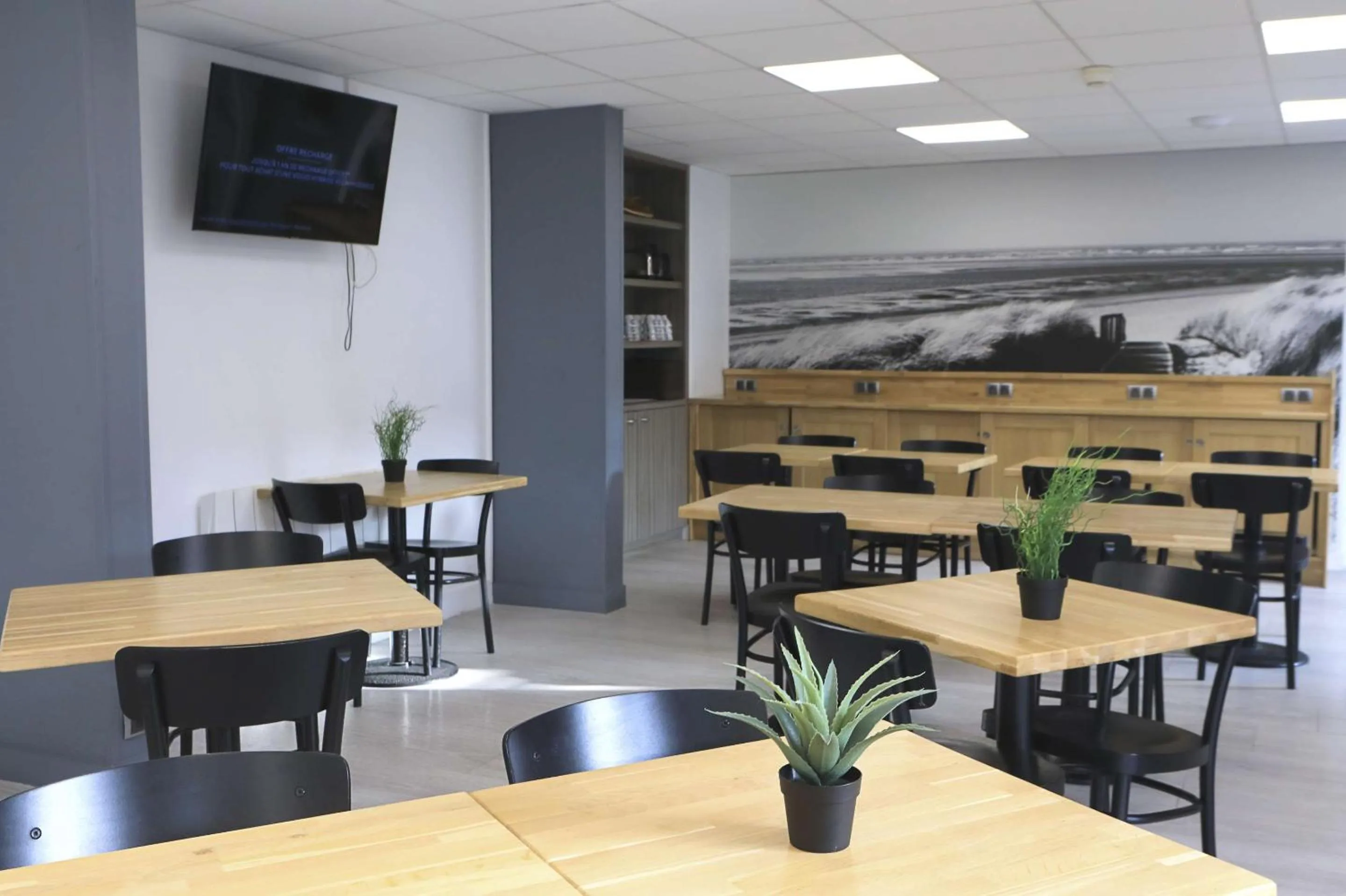 Restaurant/places to eat in Brit Hotel Le Polder