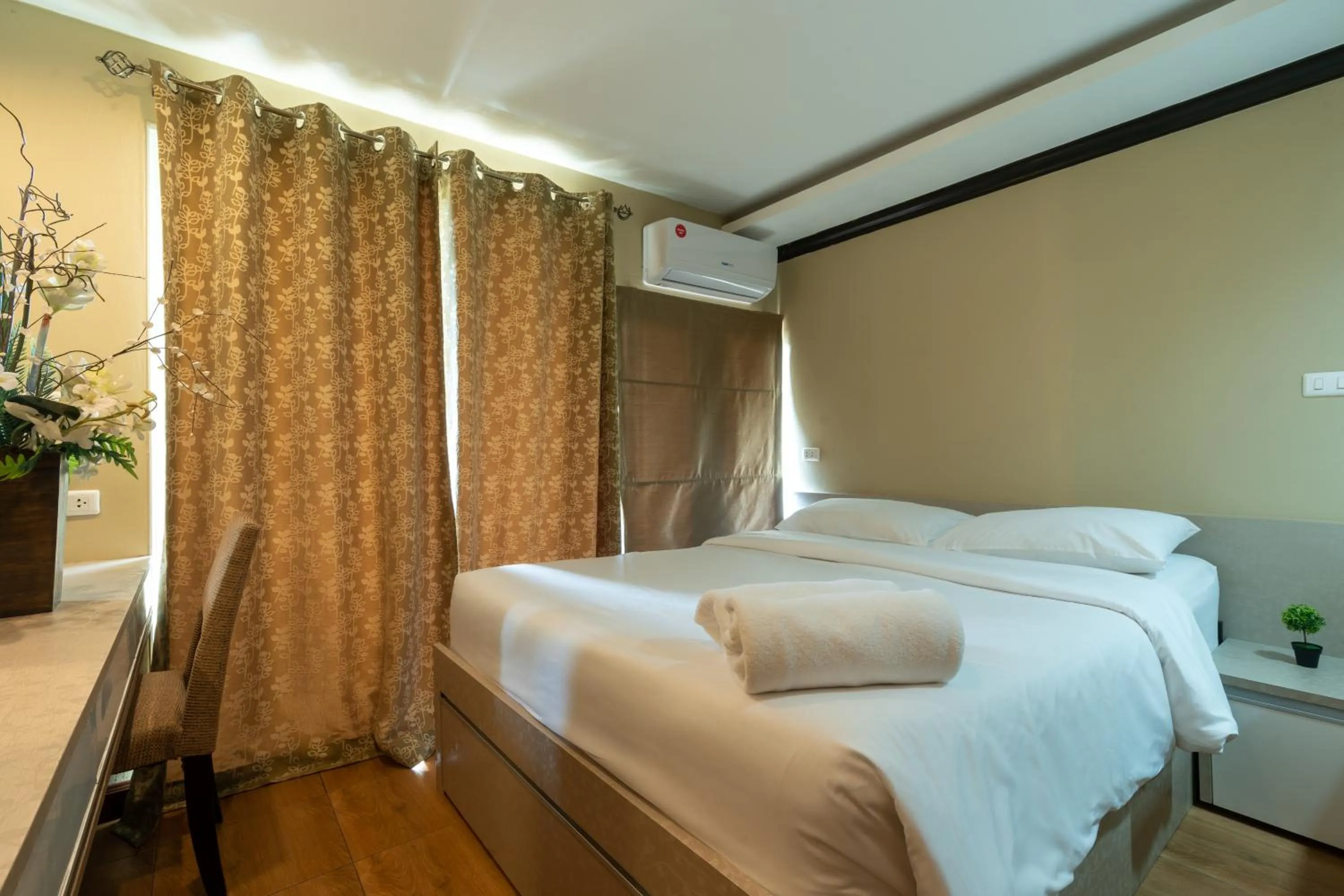 Bedroom, Bed in Greenview Ekkamai10 Suite