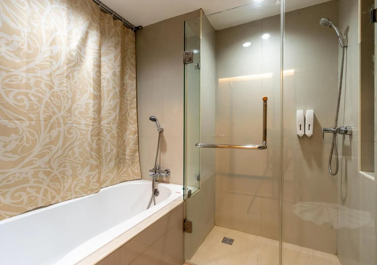 Bathroom in Greenview Ekkamai10 Suite