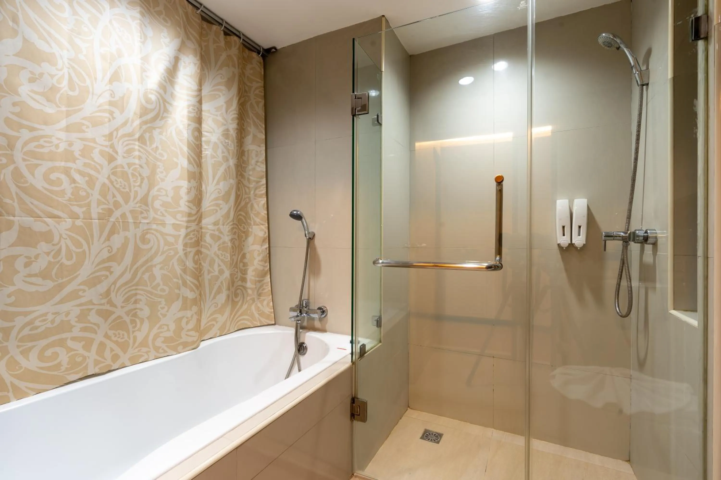 Bathroom in Greenview Ekkamai10 Suite