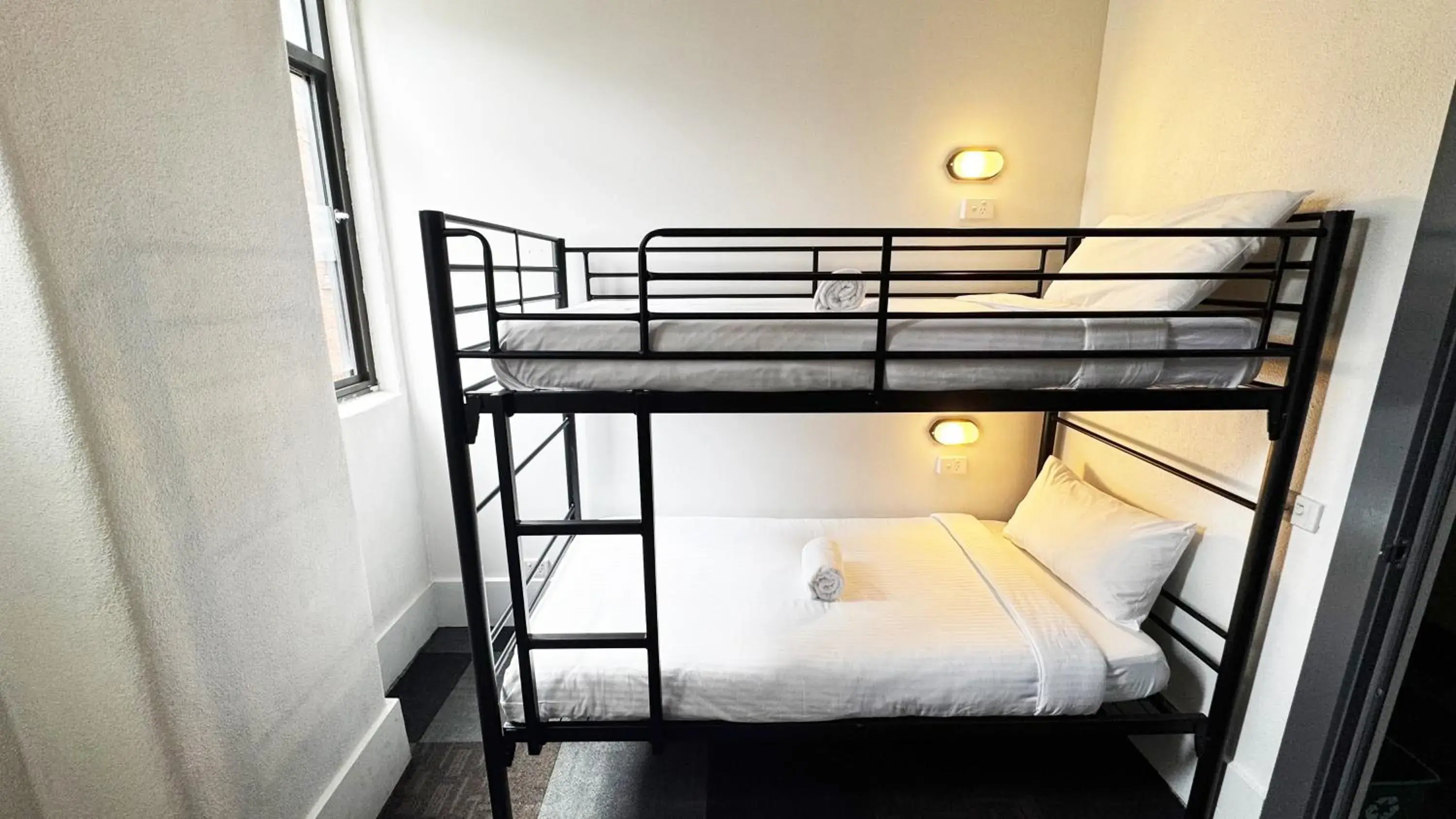 Twin Room with Shared Bathroom in YHA Melbourne Central Twin Room with Shared Bathroom in YHA Melbourne Central