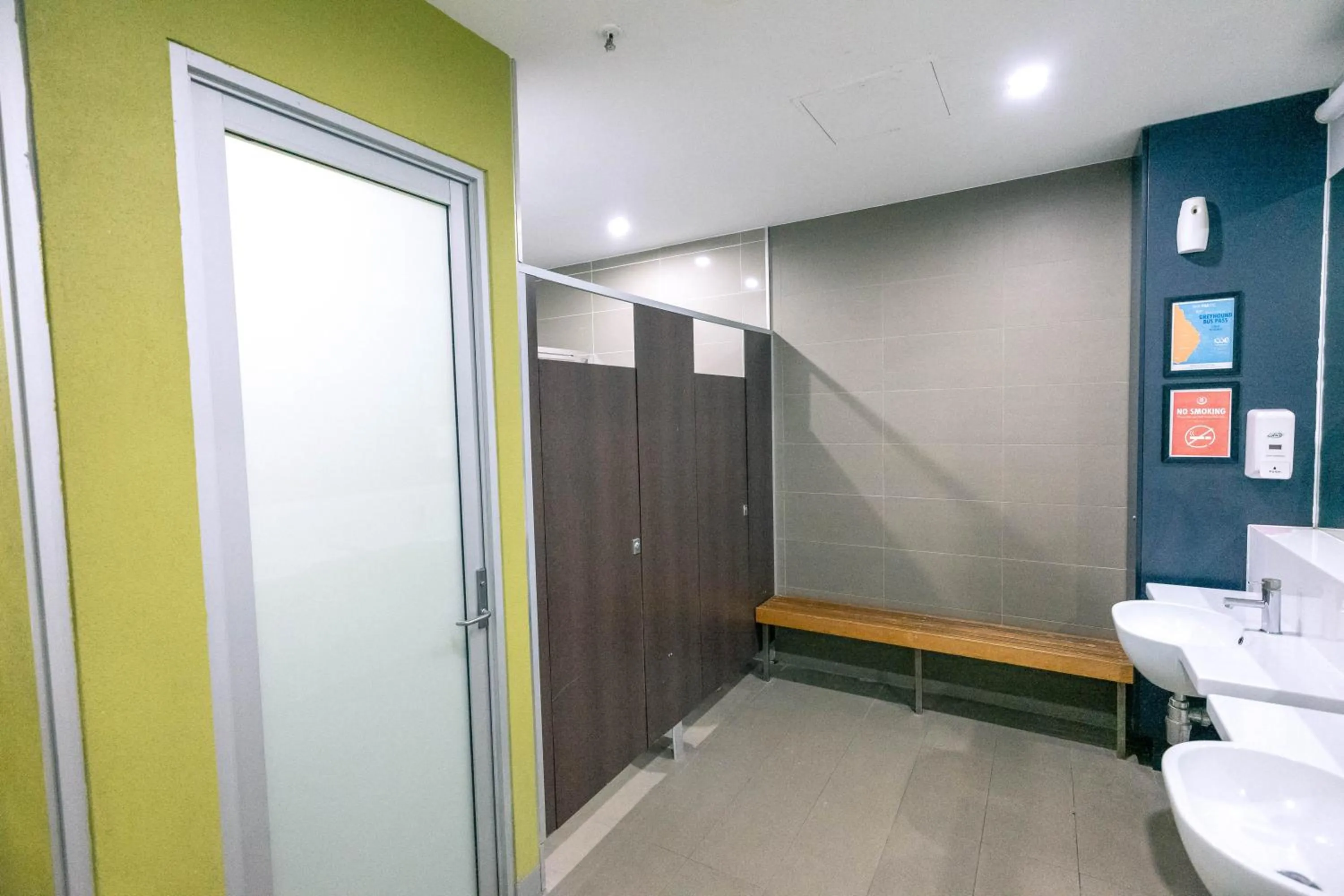 Shower in YHA Melbourne Central