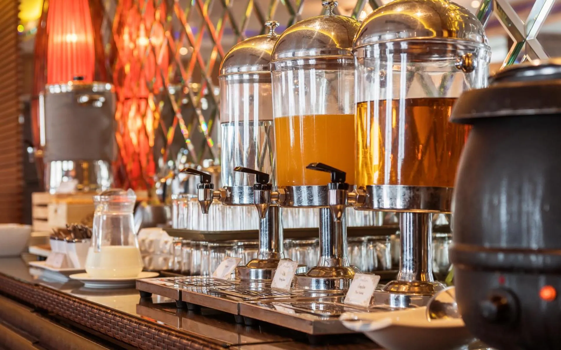 Restaurant/places to eat in Grand Lord Boutique Hotel -Srinakarin