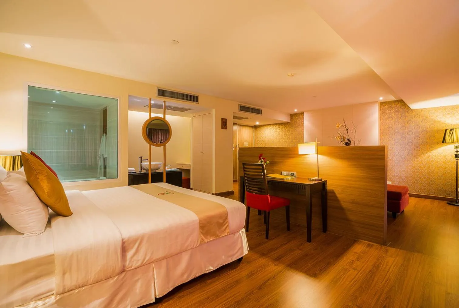 Photo of the whole room, Bed in Grand Lord Boutique Hotel -Srinakarin