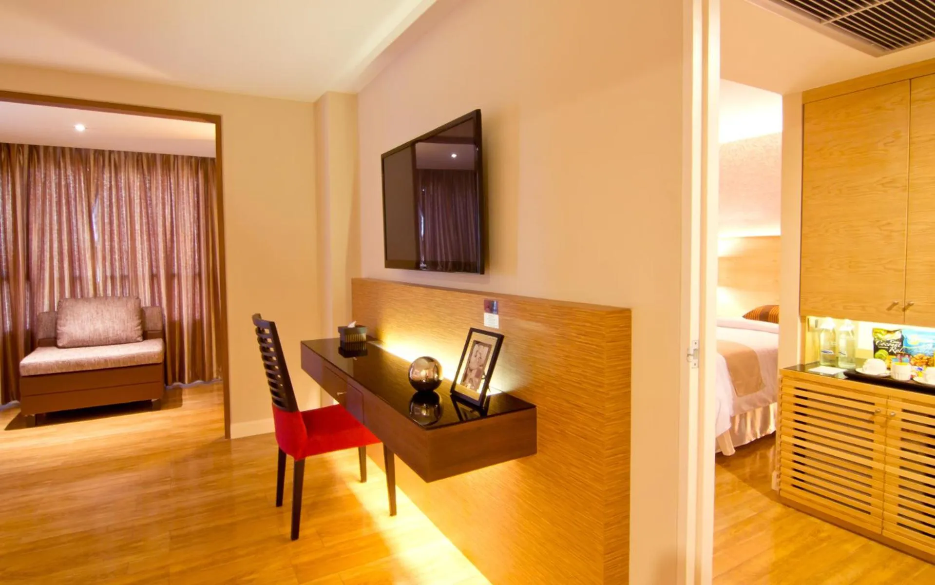 Living room, Bed in Grand Lord Boutique Hotel -Srinakarin