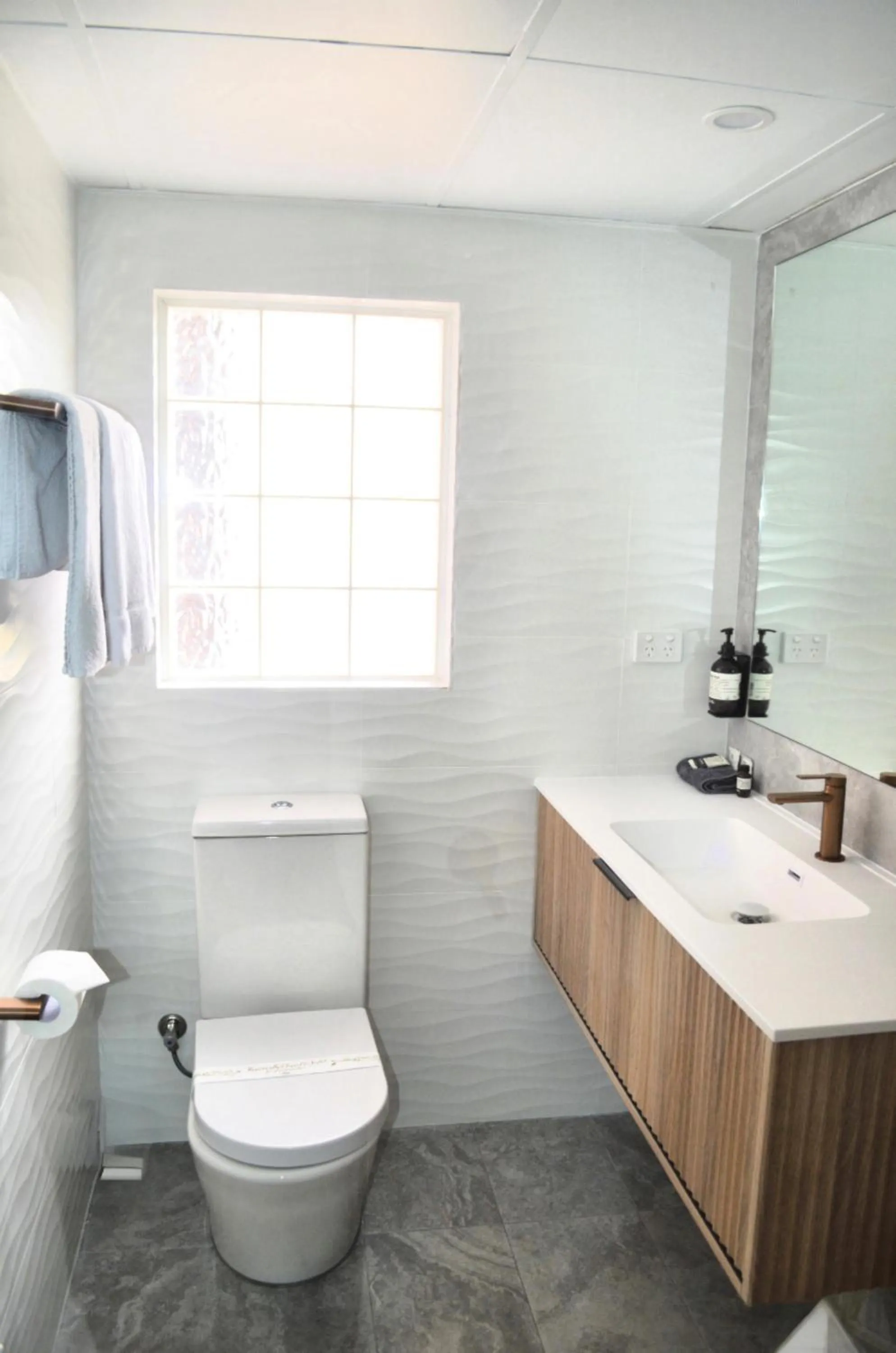 Bathroom in Bathurst Motor Inn