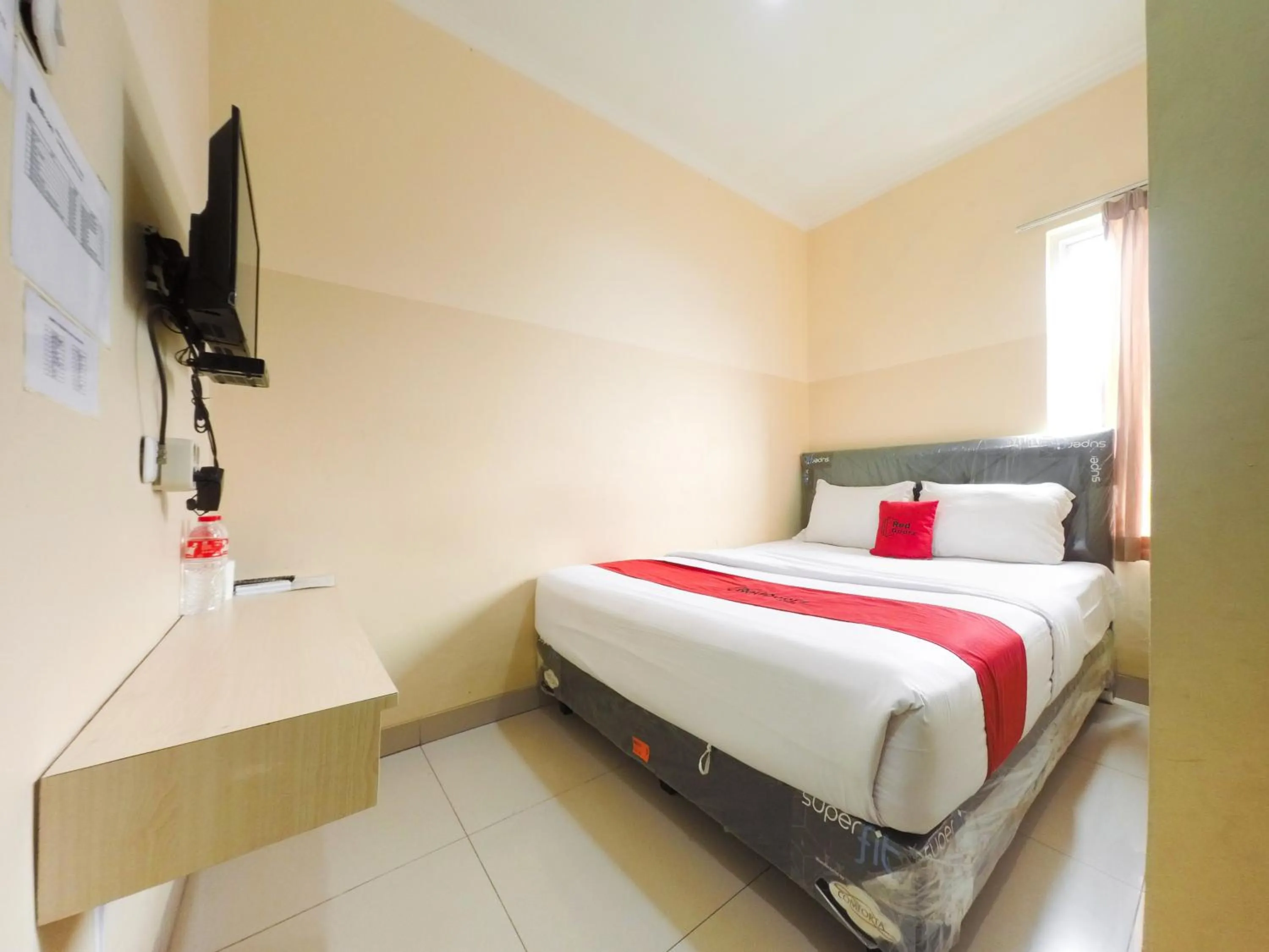Bedroom, Bed in RedDoorz Plus near Mall Ciputra Jakarta