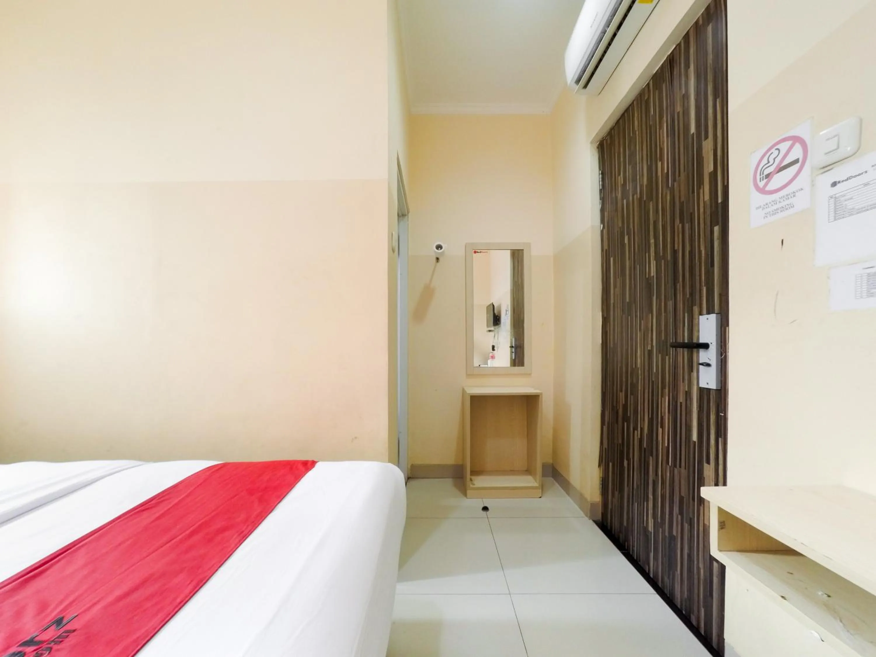 Bedroom, Bed in RedDoorz Plus near Mall Ciputra Jakarta