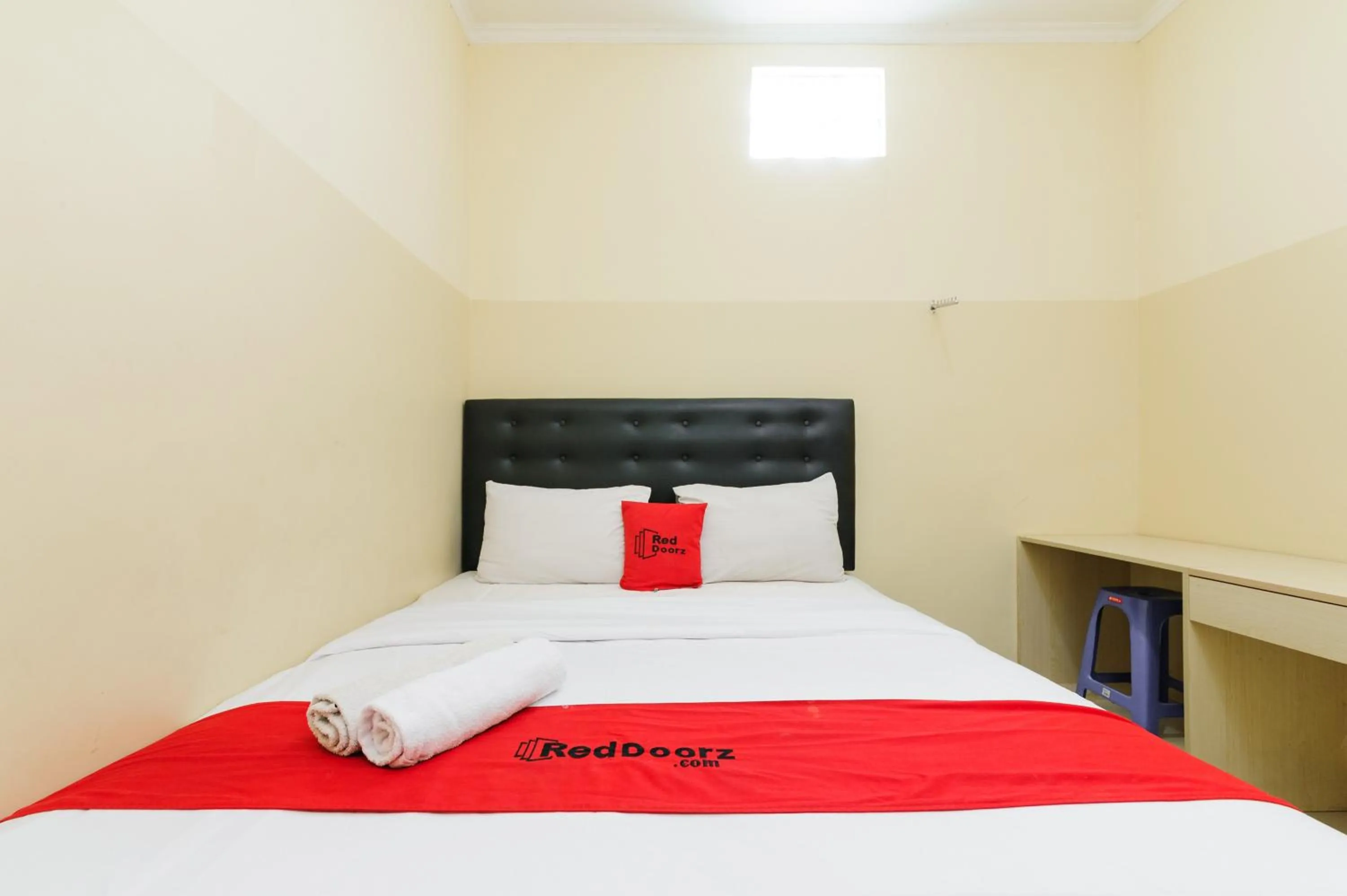 Bedroom, Bed in RedDoorz Plus near Mall Ciputra Jakarta