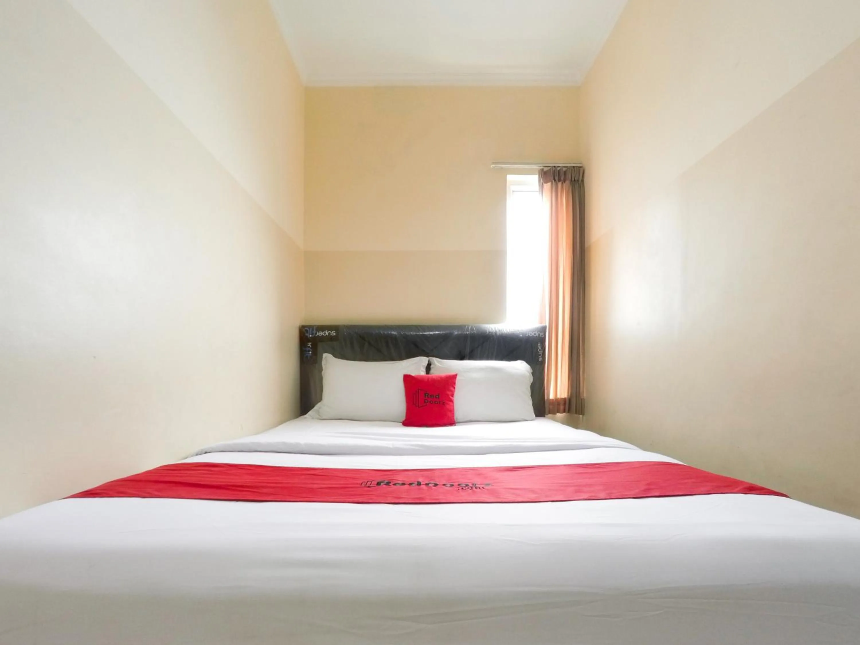 Bedroom, Bed in RedDoorz Plus near Mall Ciputra Jakarta