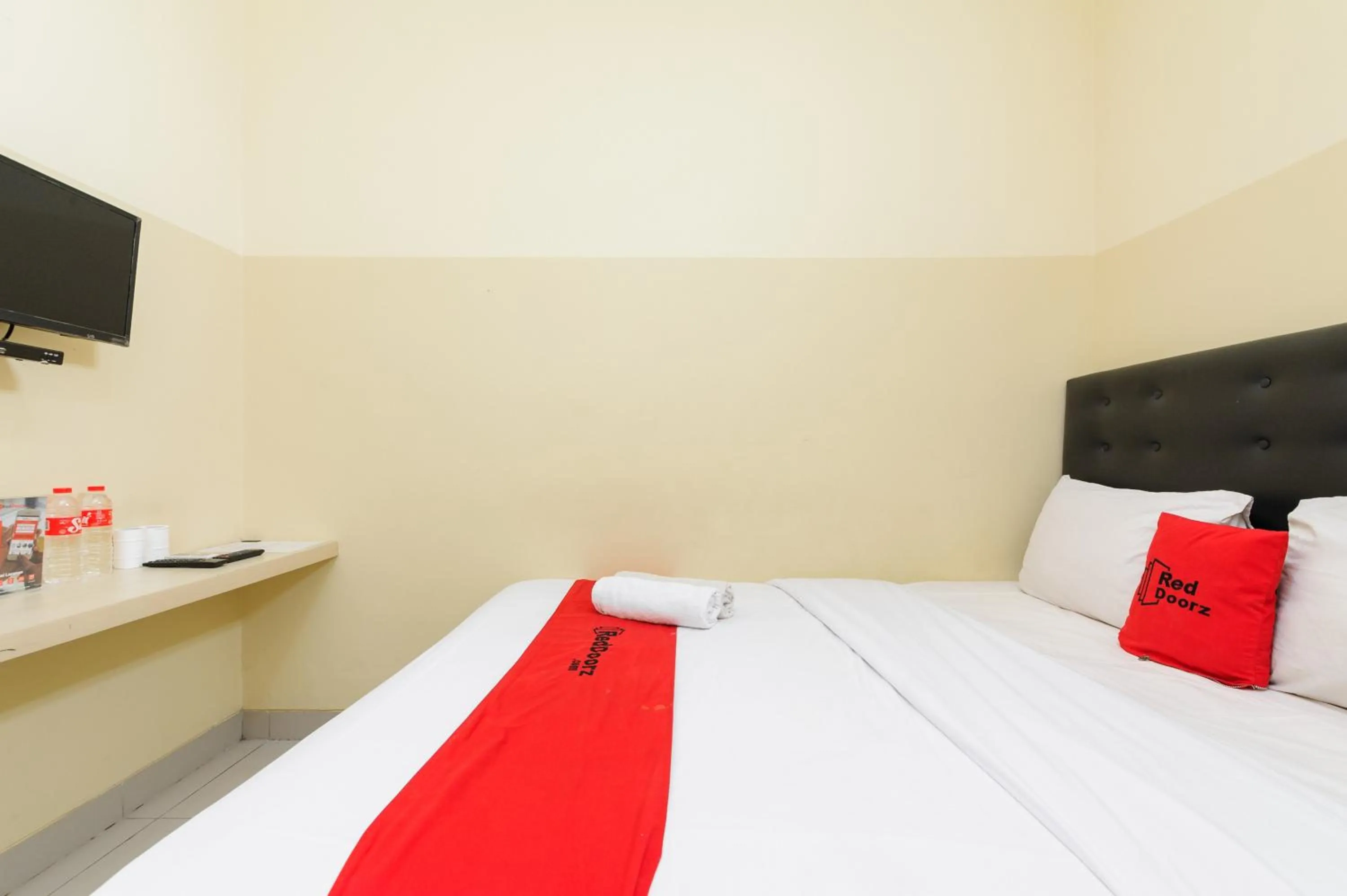 Bedroom, Bed in RedDoorz Plus near Mall Ciputra Jakarta