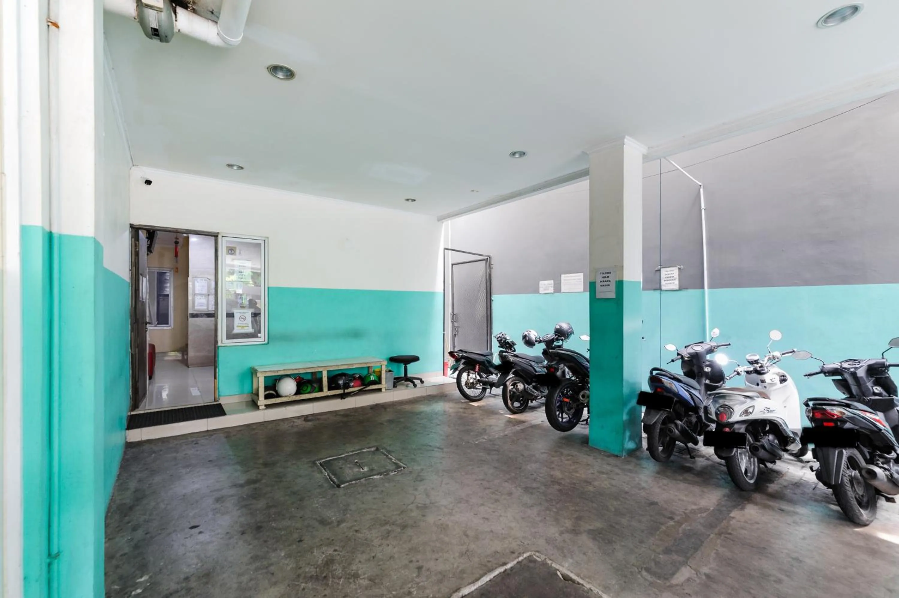 Parking in RedDoorz Plus near Mall Ciputra Jakarta