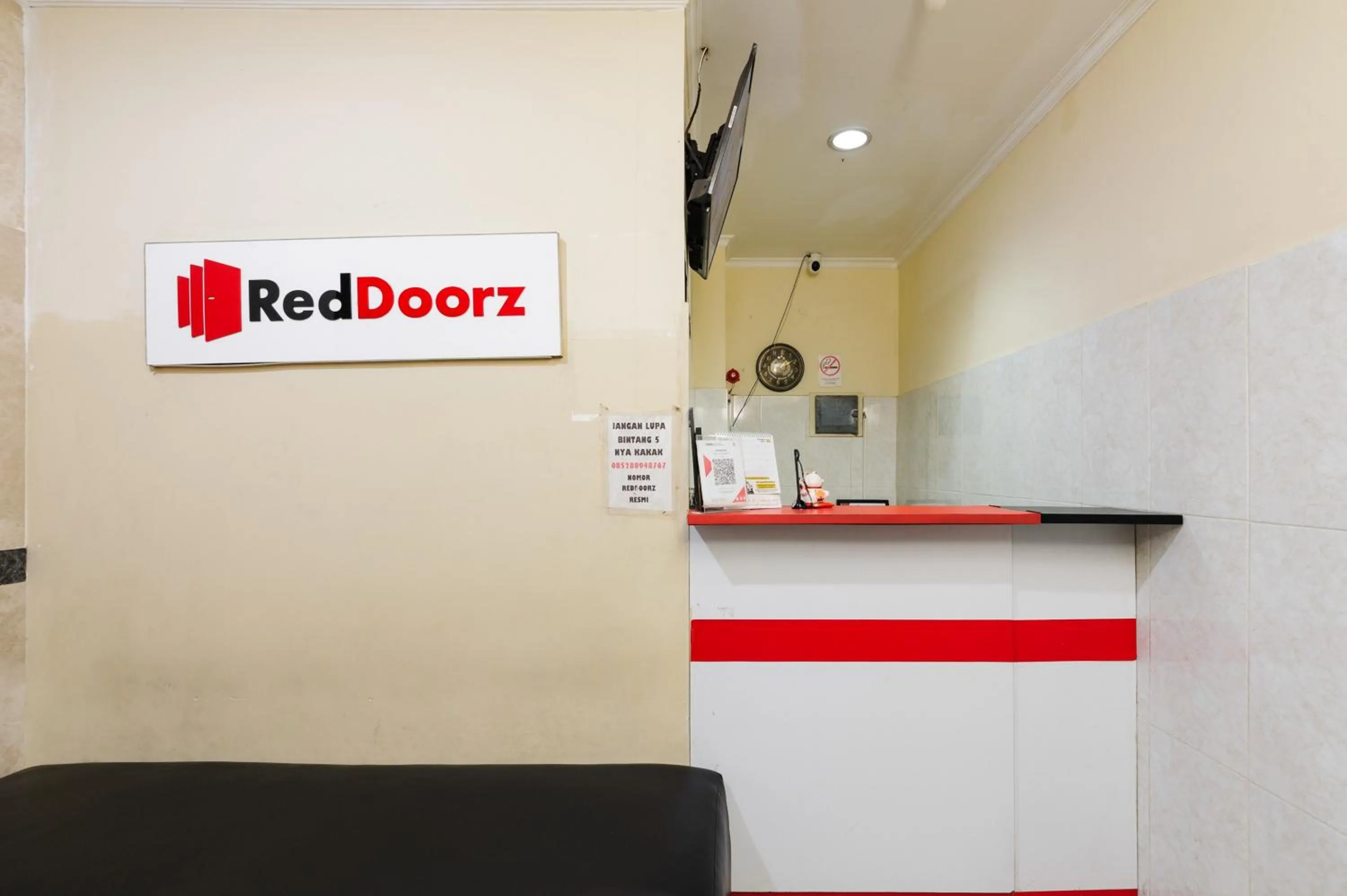 Lobby or reception in RedDoorz Plus near Mall Ciputra Jakarta
