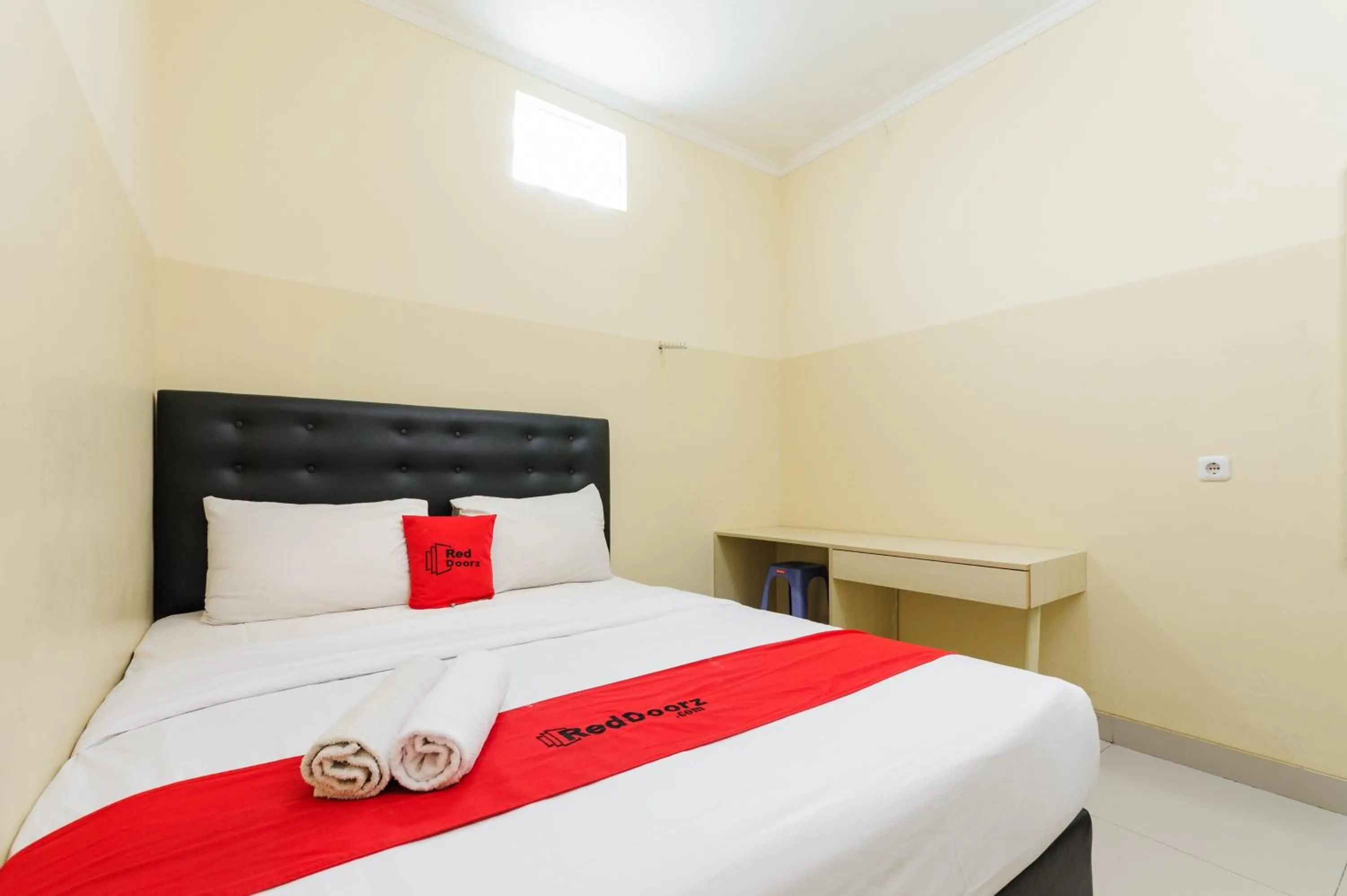 Bedroom, Bed in RedDoorz Plus near Mall Ciputra Jakarta