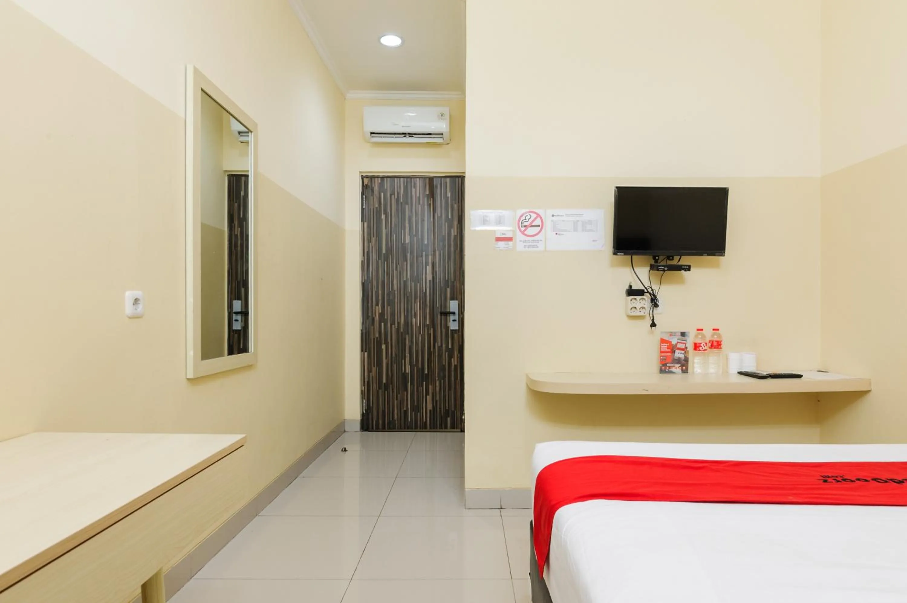 Bedroom, Bed in RedDoorz Plus near Mall Ciputra Jakarta