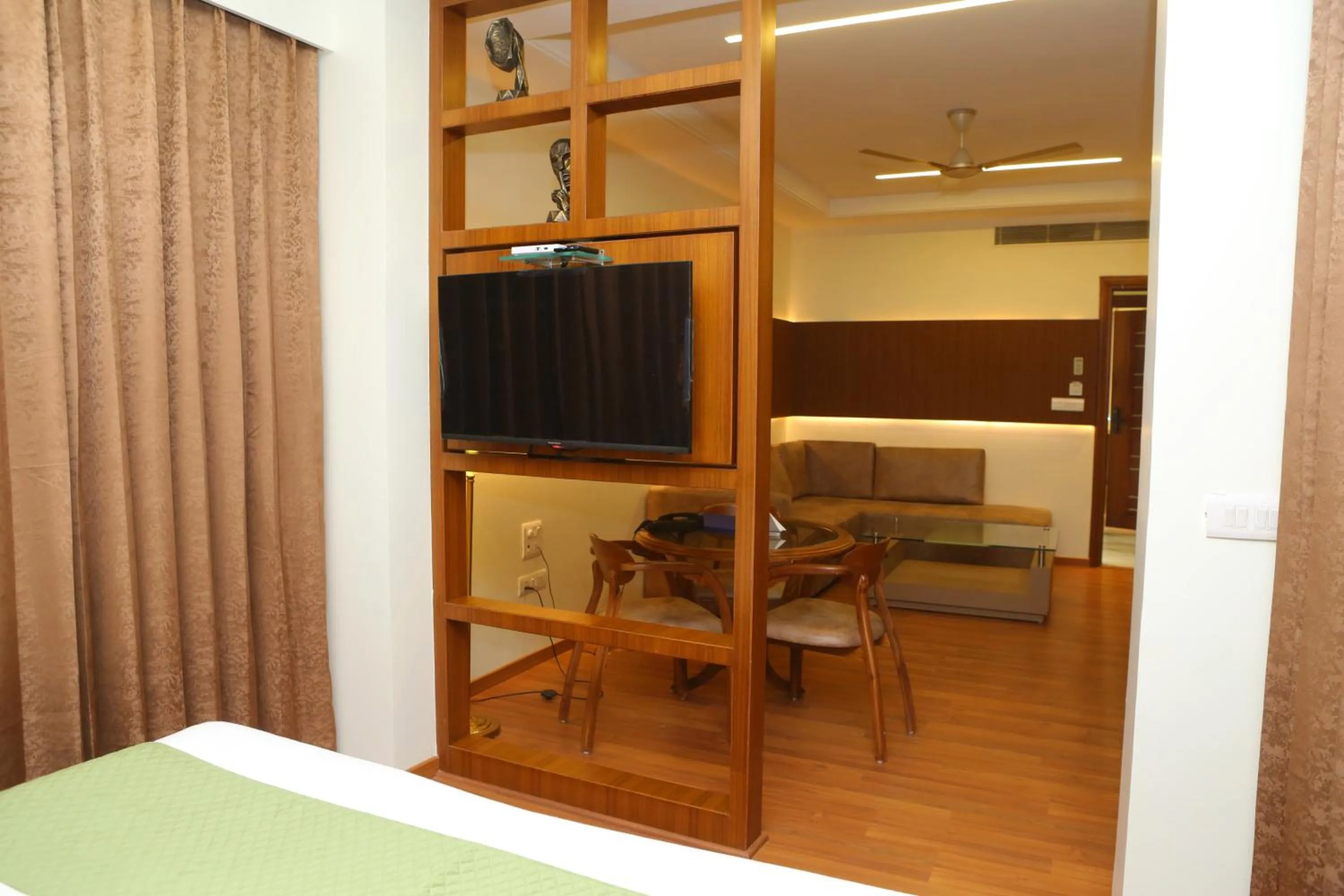 Bed in Karon Hotels - Lajpat Nagar