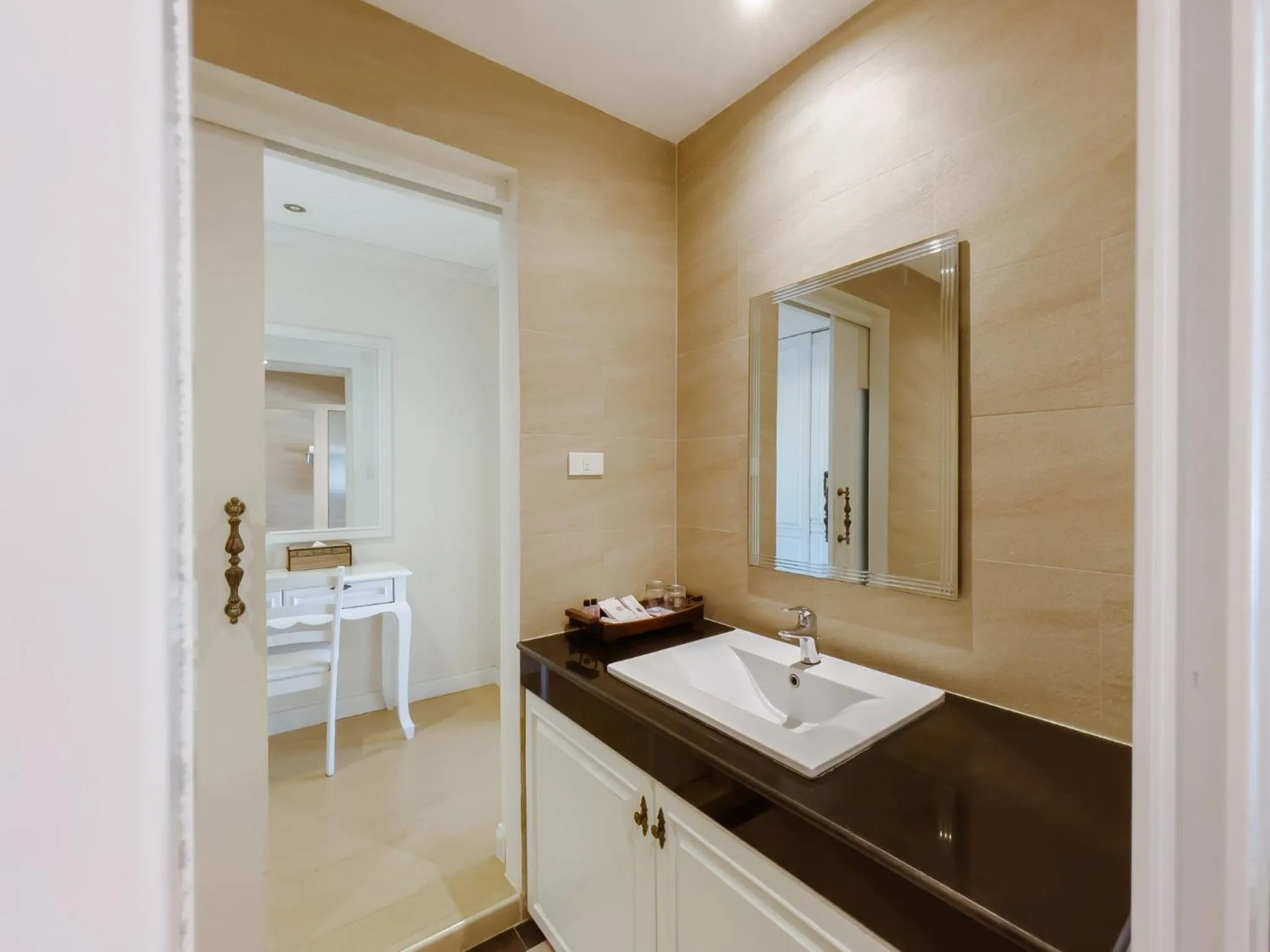 Royal Nakhara Hotel and Convention Centre