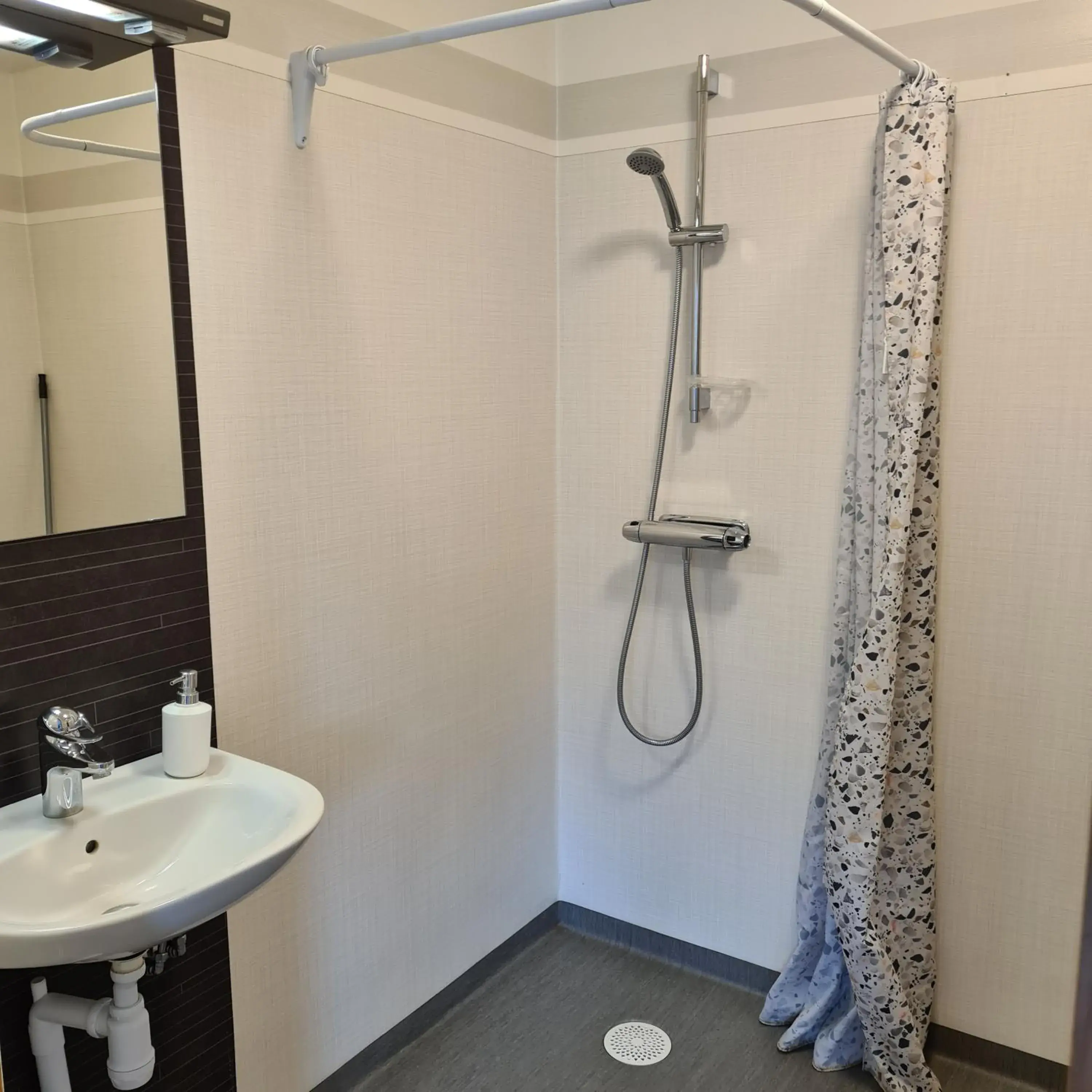 Double Room with Private Bathroom in Kronobergshed vandrarhem och kursgård Double Room with Private Bathroom in Kronobergshed vandrarhem och kursgård