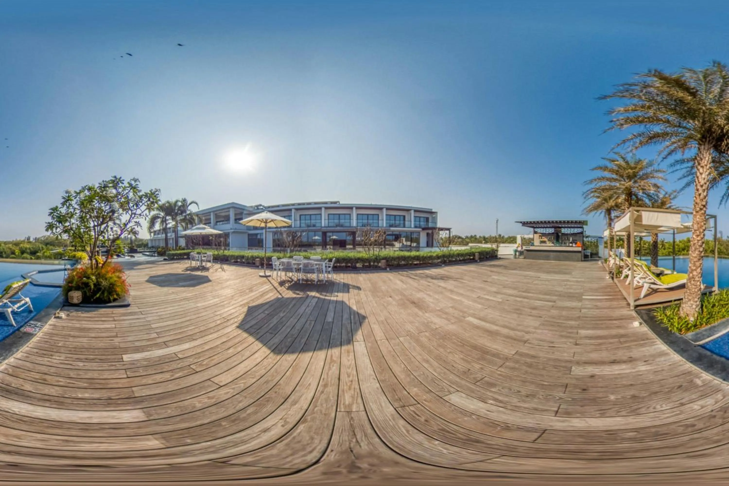 Swimming pool in Sheraton Grand Chennai Resort & Spa