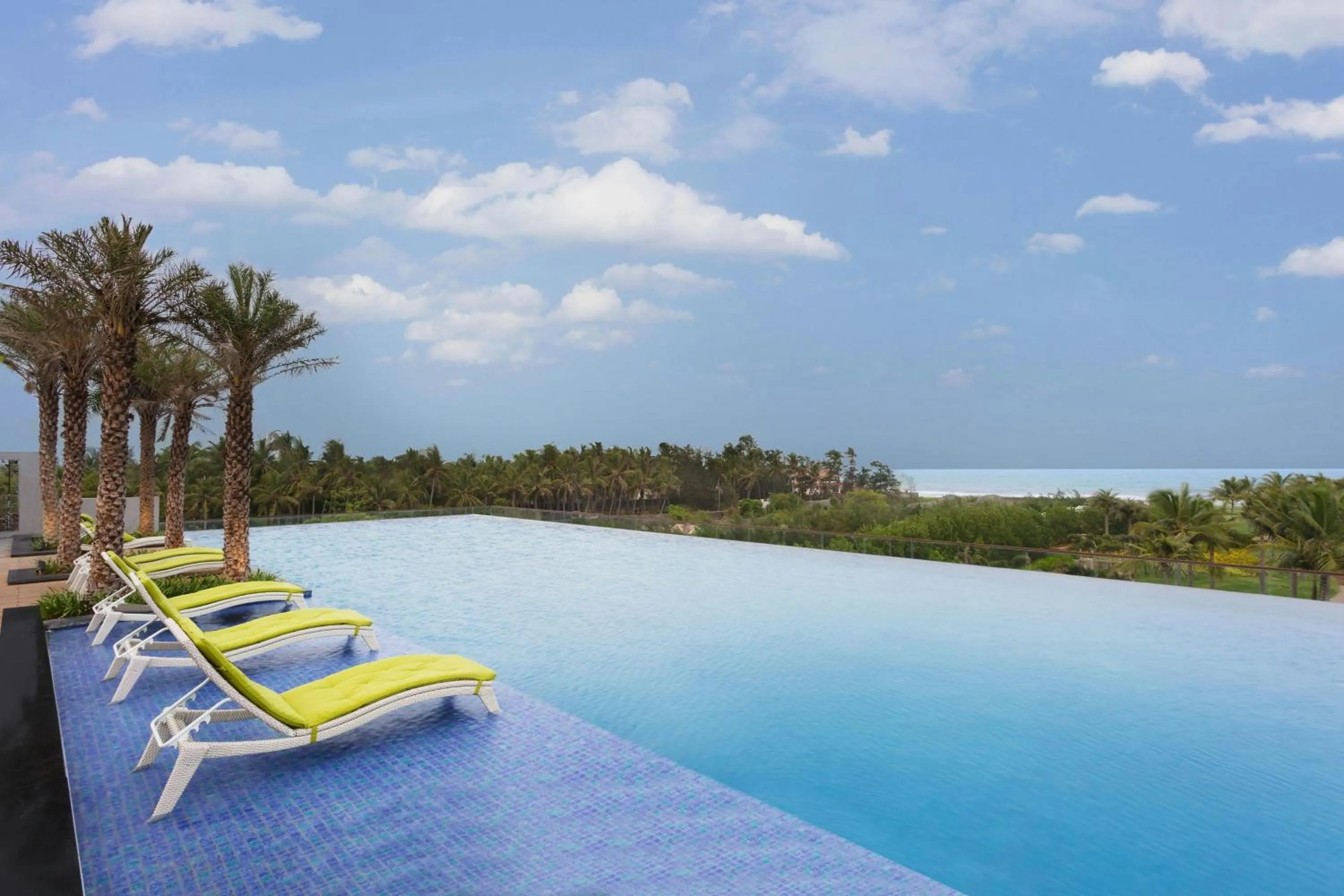 Swimming pool in Sheraton Grand Chennai Resort & Spa