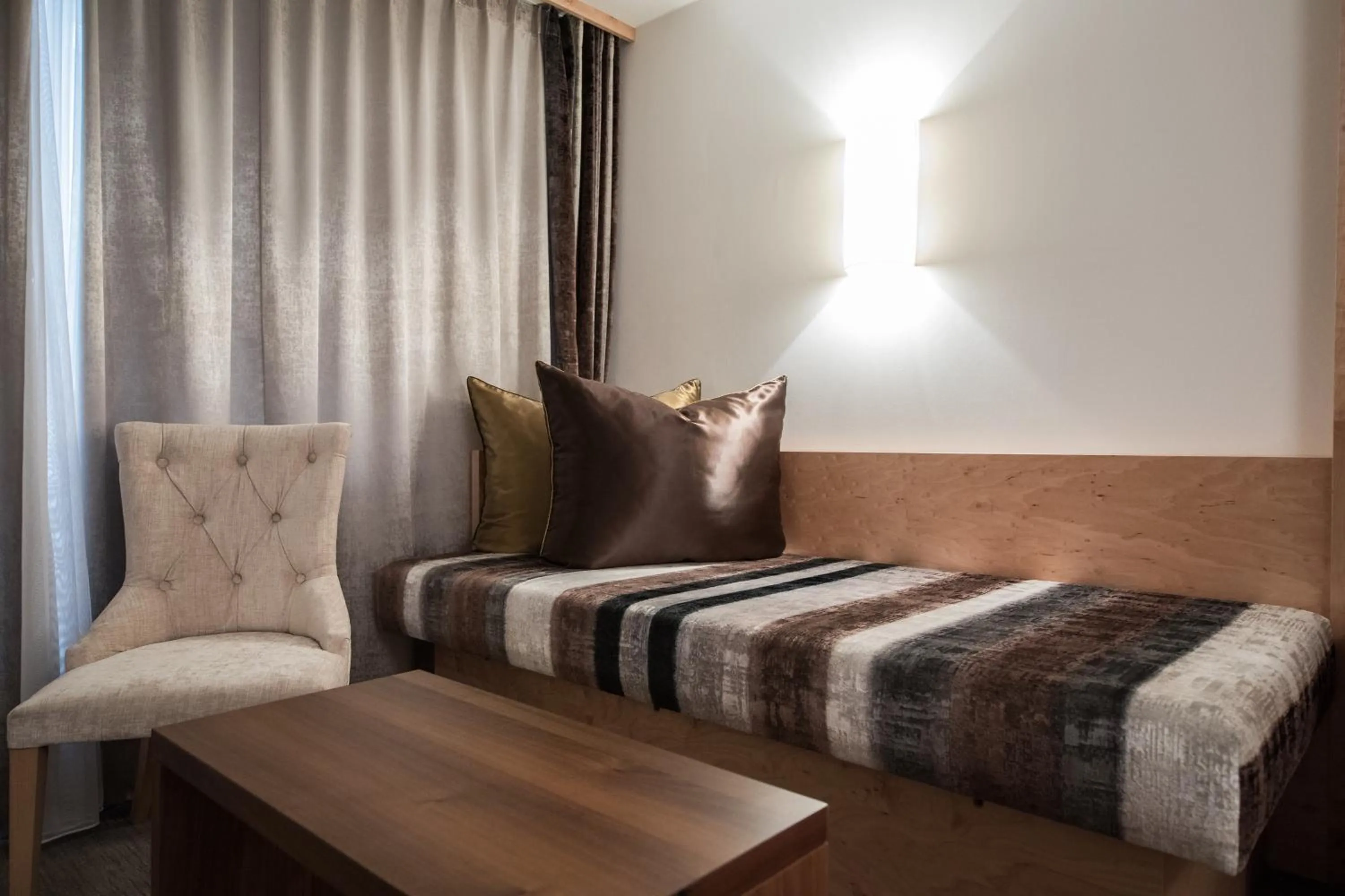 Seating area, Bed in Hotel Albona