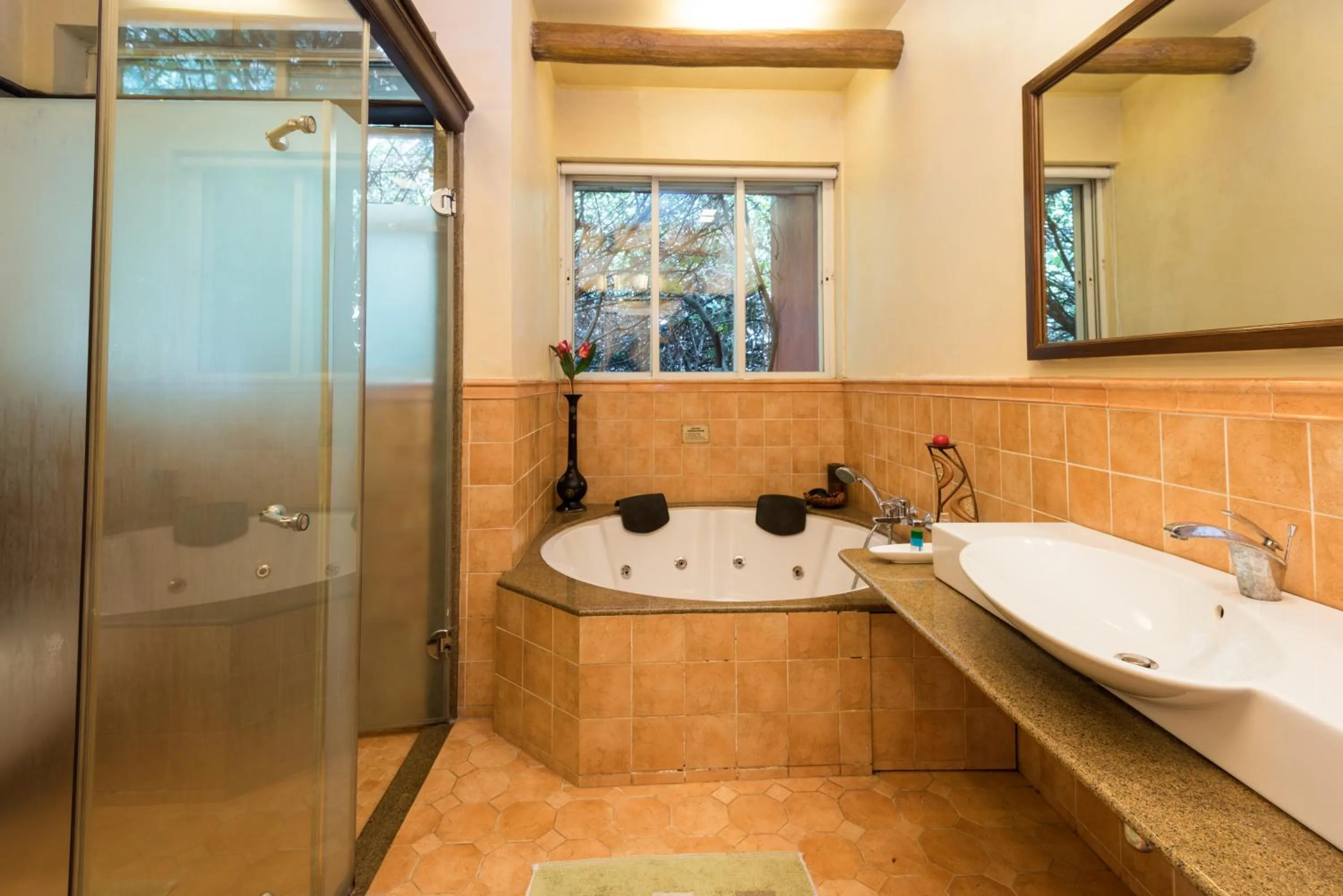 Hot Tub in Ramsukh Resorts and Spa