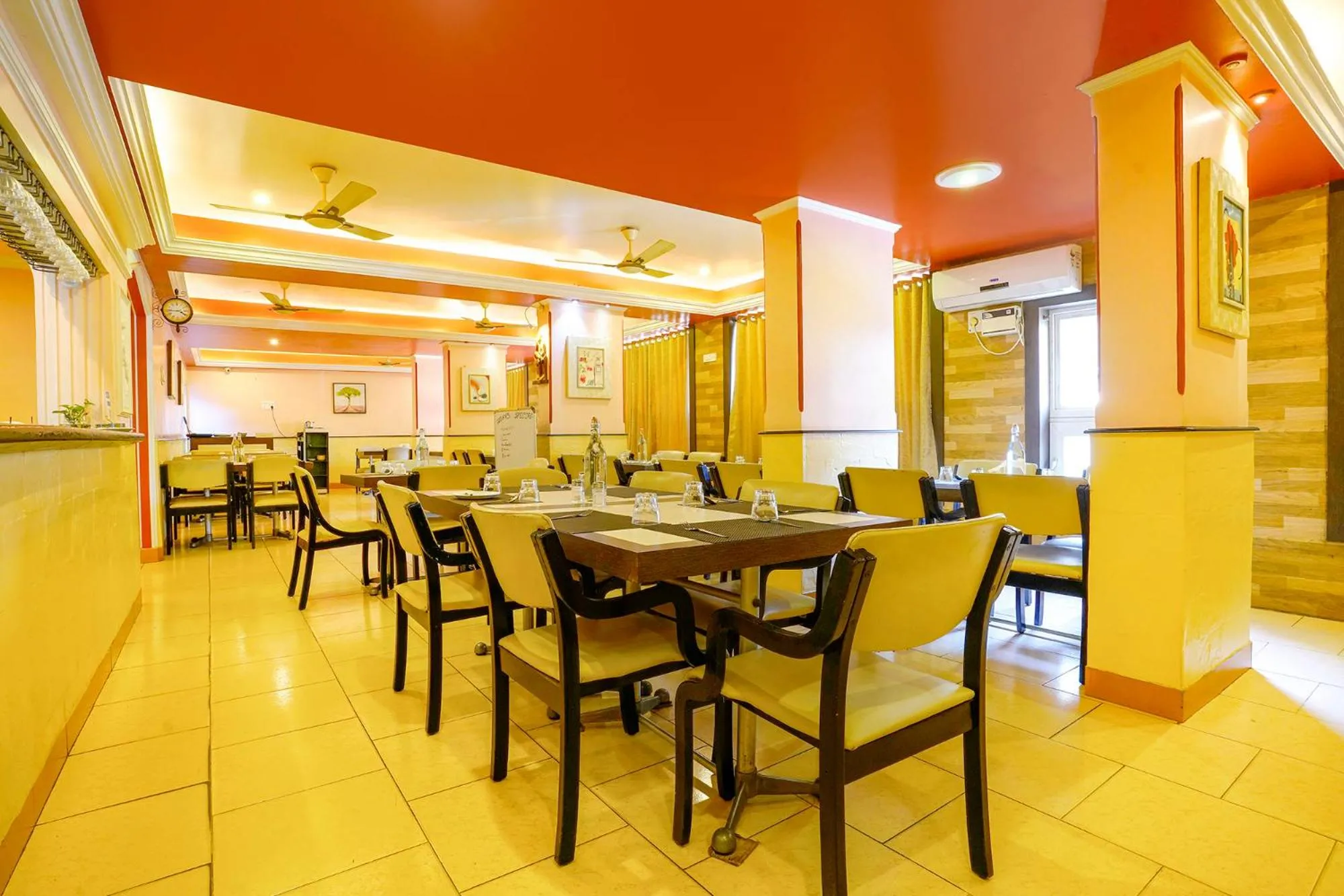 Restaurant/places to eat in Fabhotel Manoshanti - Nr Big Daddy Casino