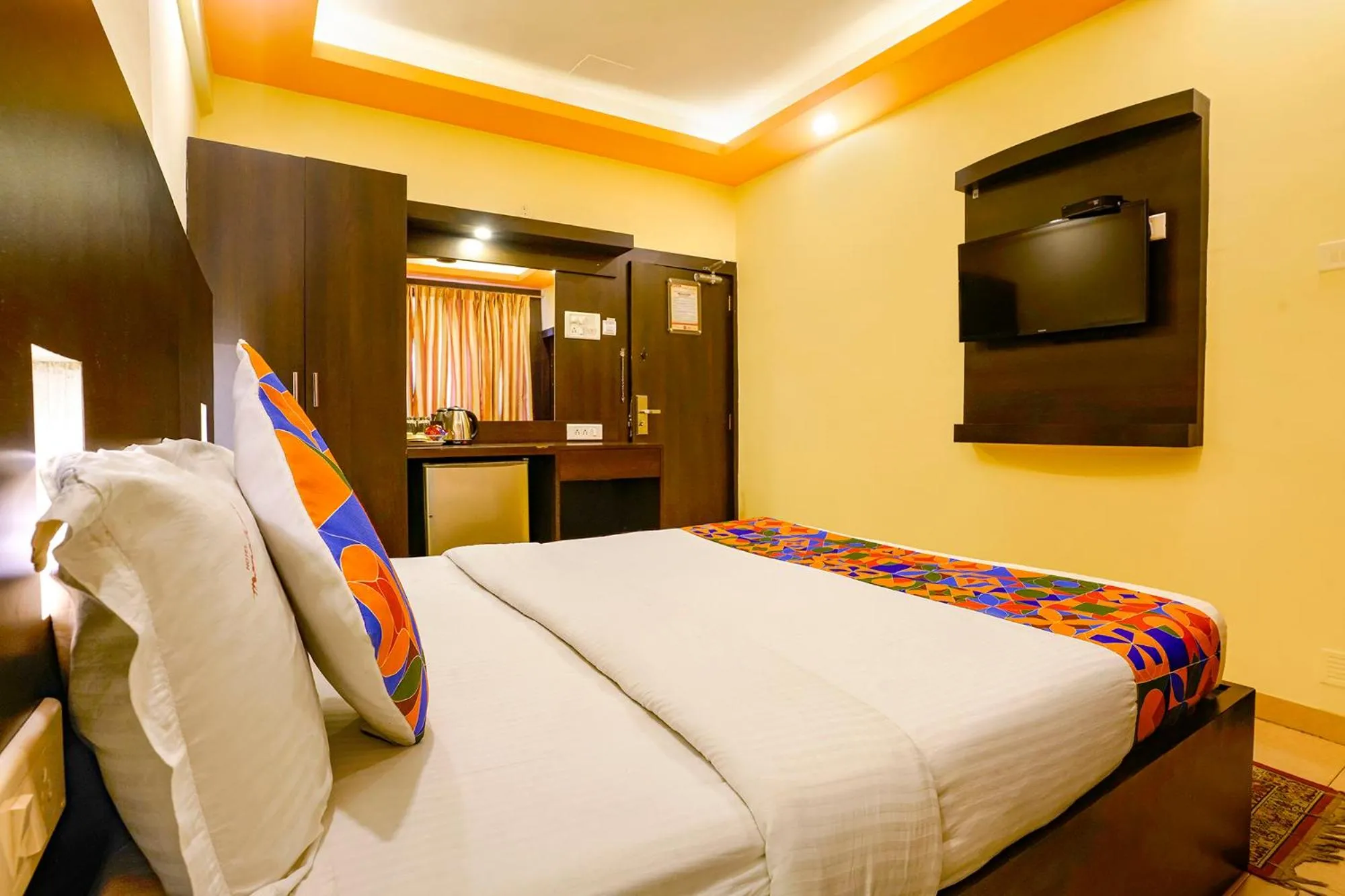 Facade/entrance, Bed in Fabhotel Manoshanti - Nr Big Daddy Casino