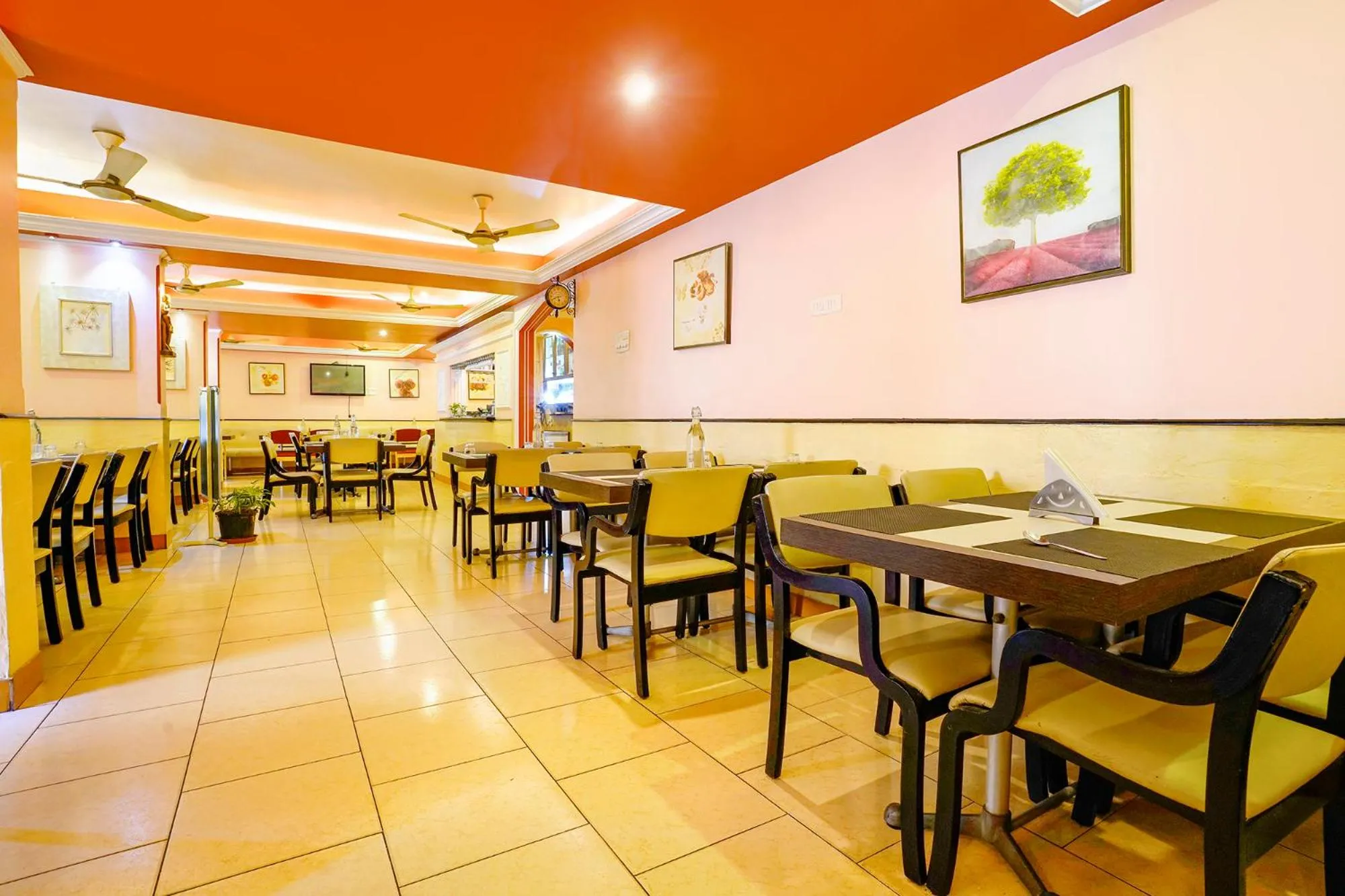 Restaurant/places to eat in Fabhotel Manoshanti - Nr Big Daddy Casino