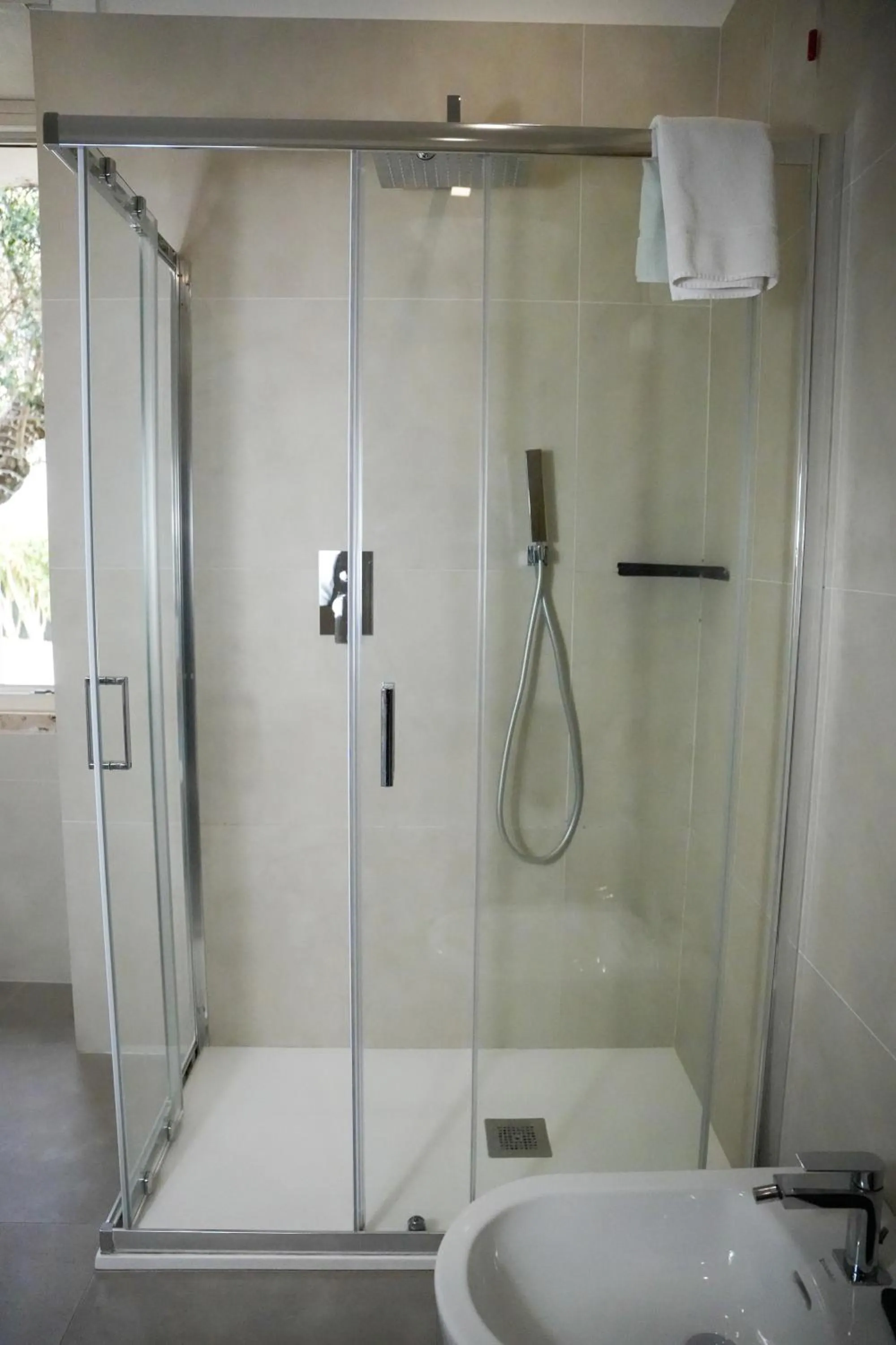 Shower in Plana Hotel