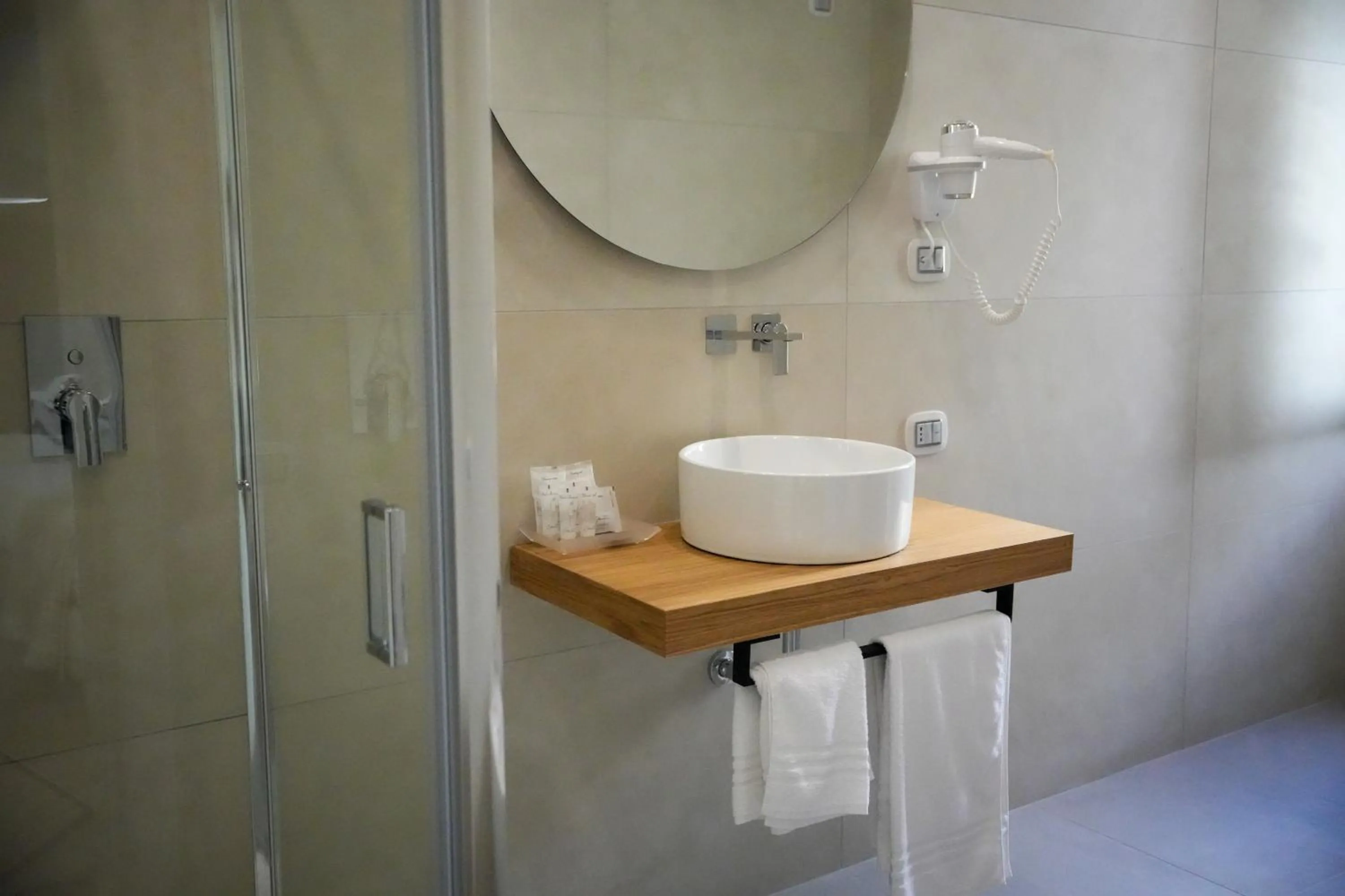 Shower in Plana Hotel