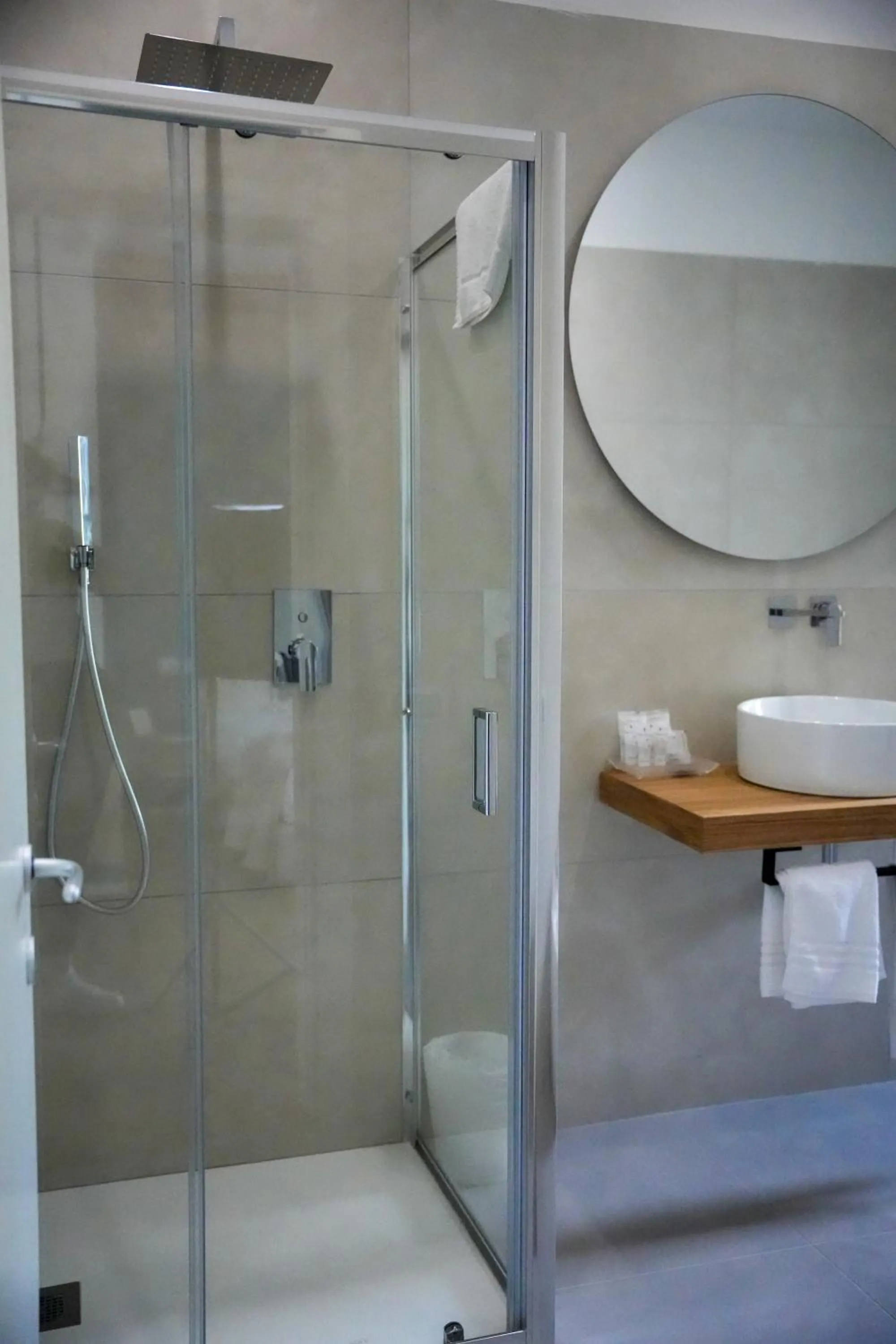 Shower in Plana Hotel