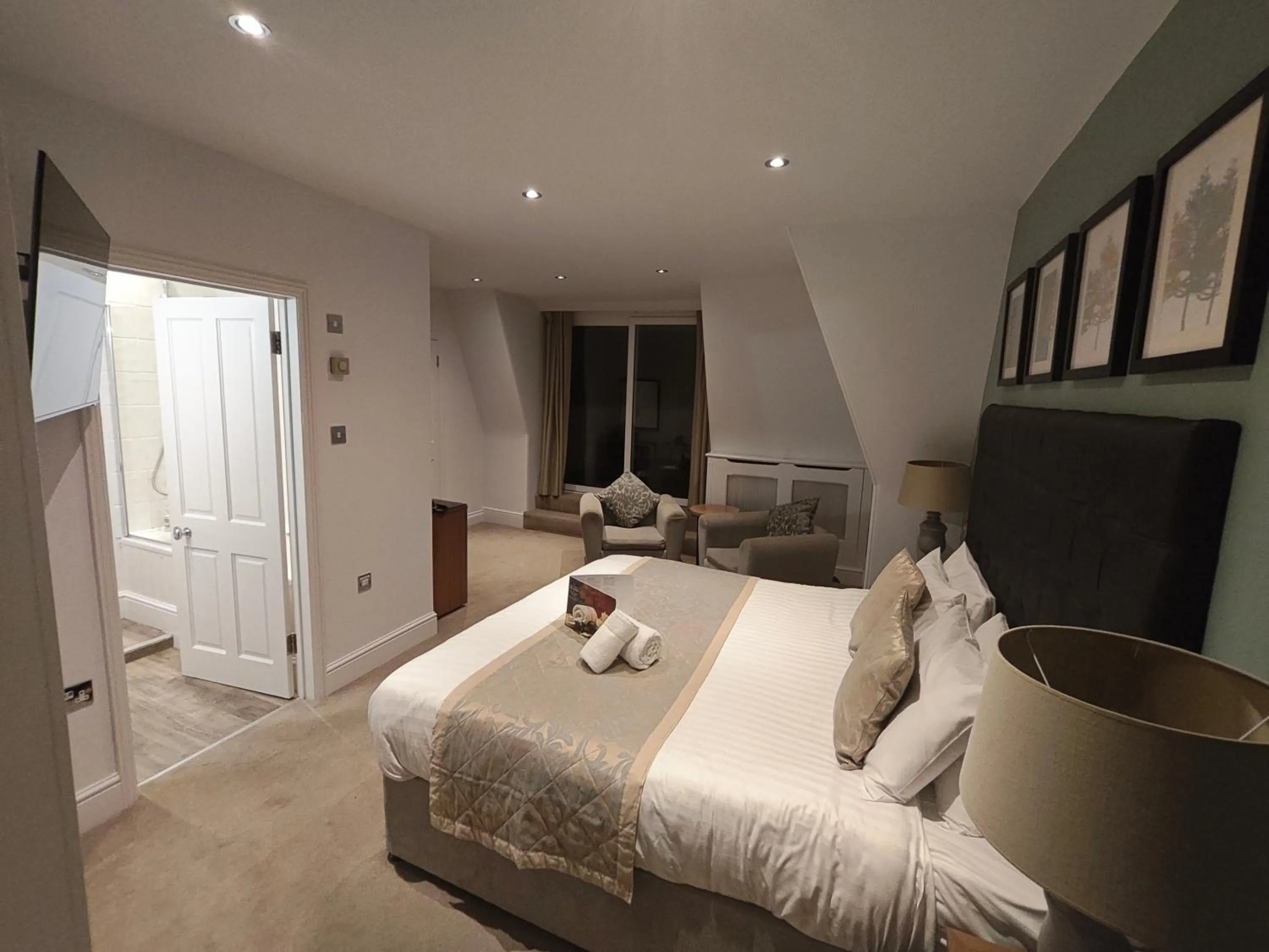 Bedroom, Bed in Trenython Manor Resort