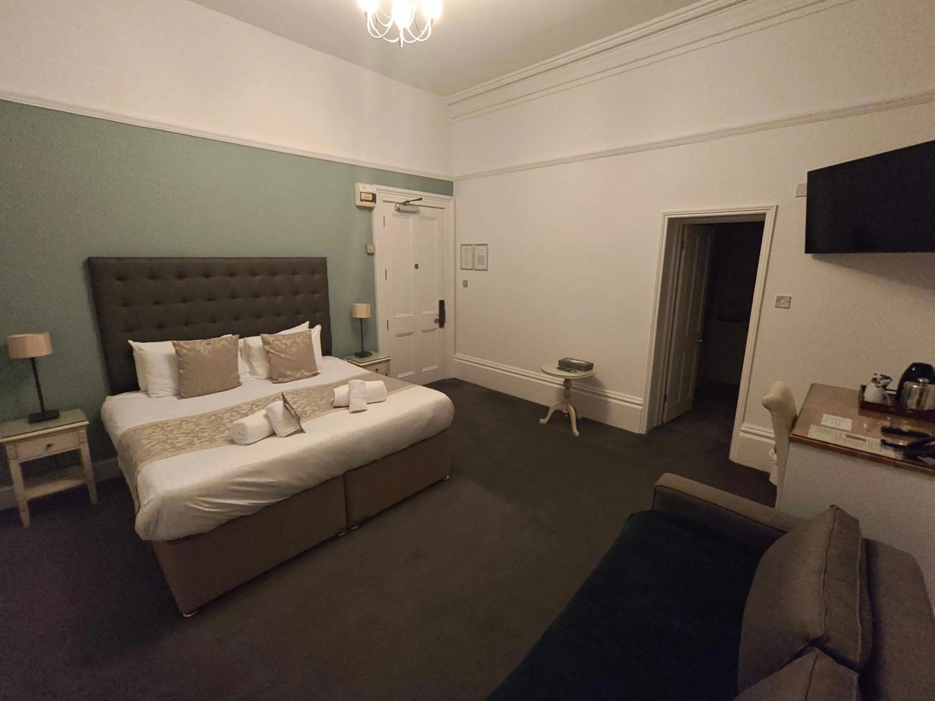 Bedroom, Bed in Trenython Manor Resort