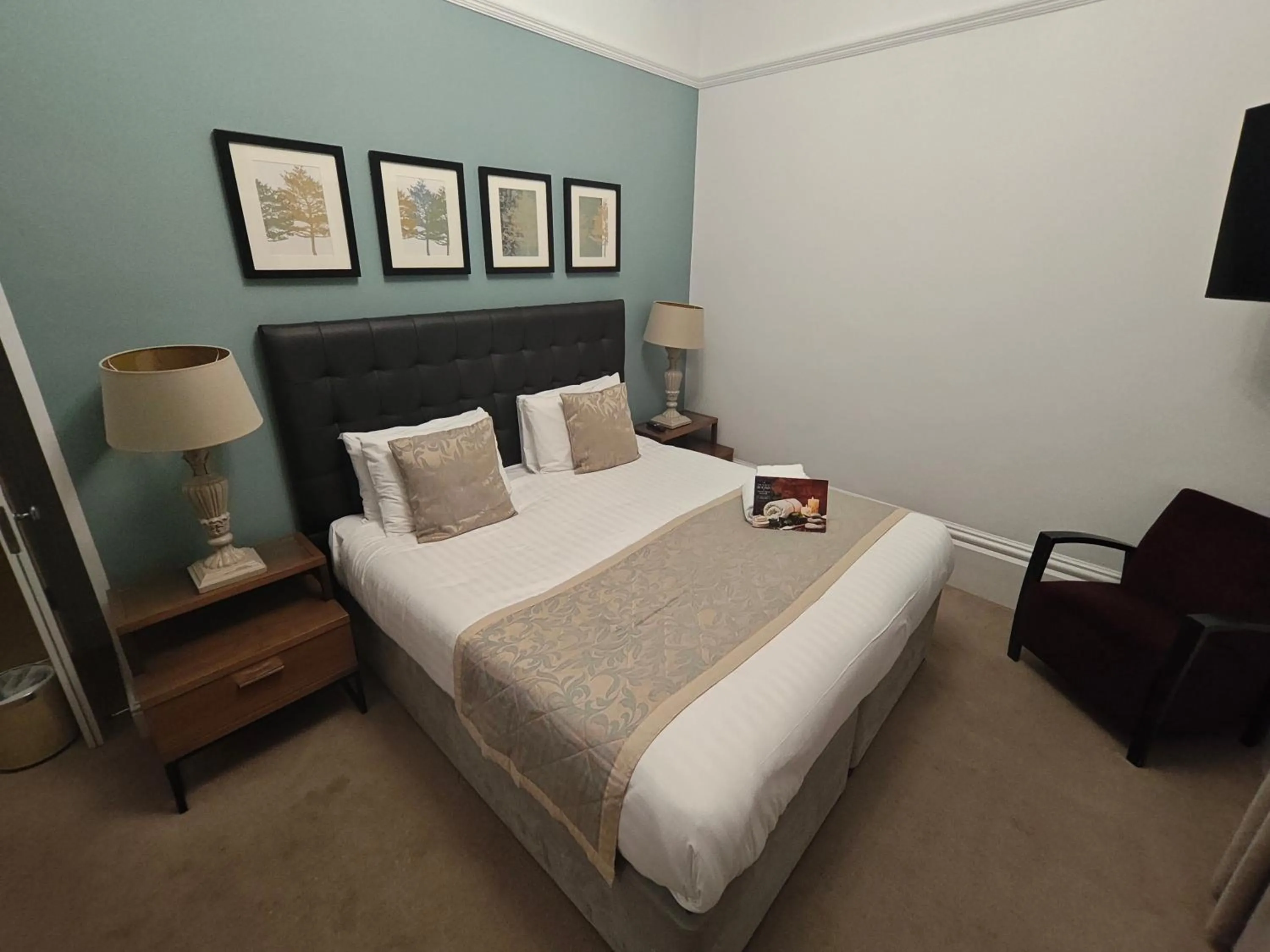 Bedroom, Bed in Trenython Manor Resort