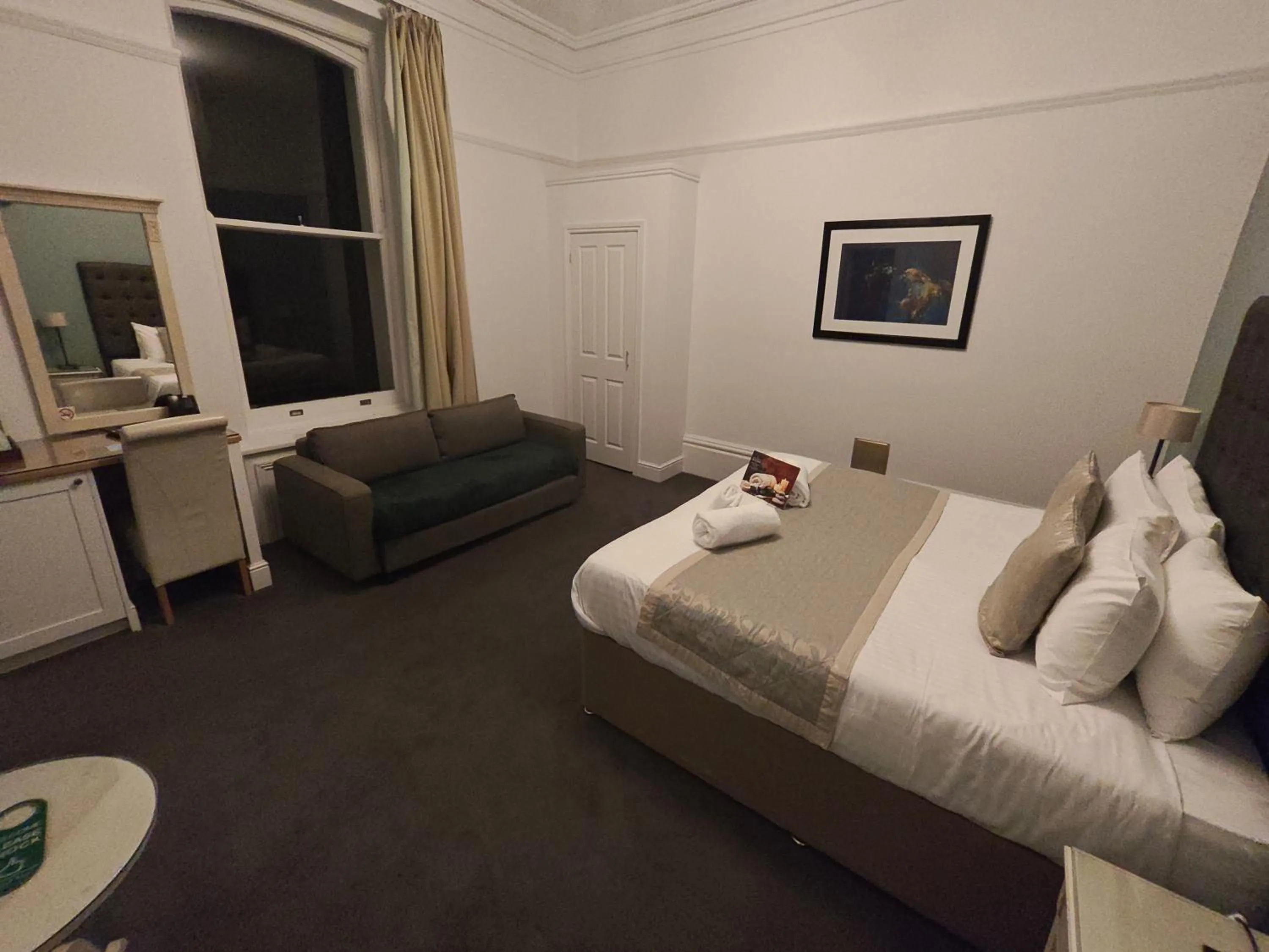 Bedroom, Bed in Trenython Manor Resort