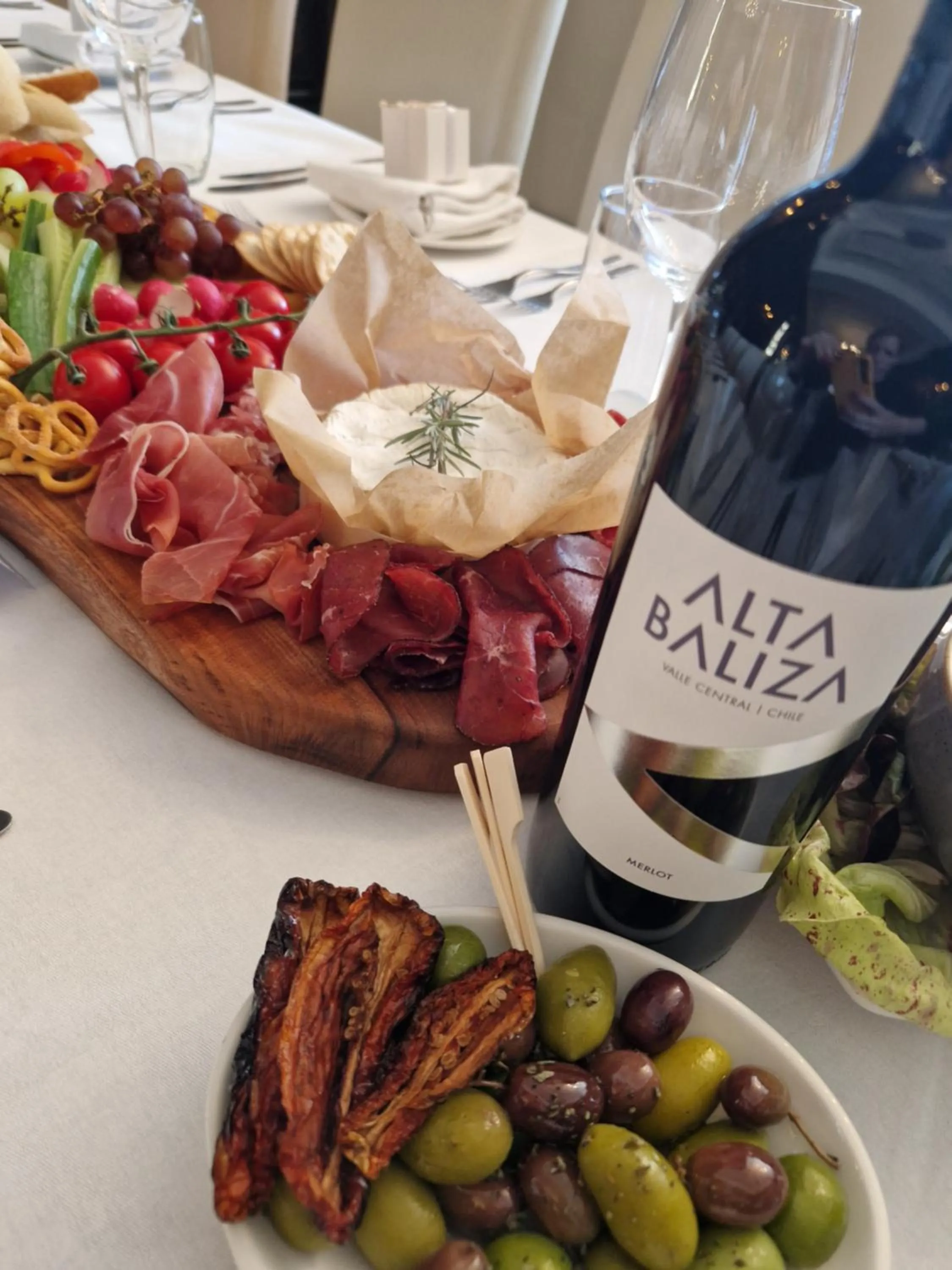 Restaurant/places to eat in Trenython Manor Resort