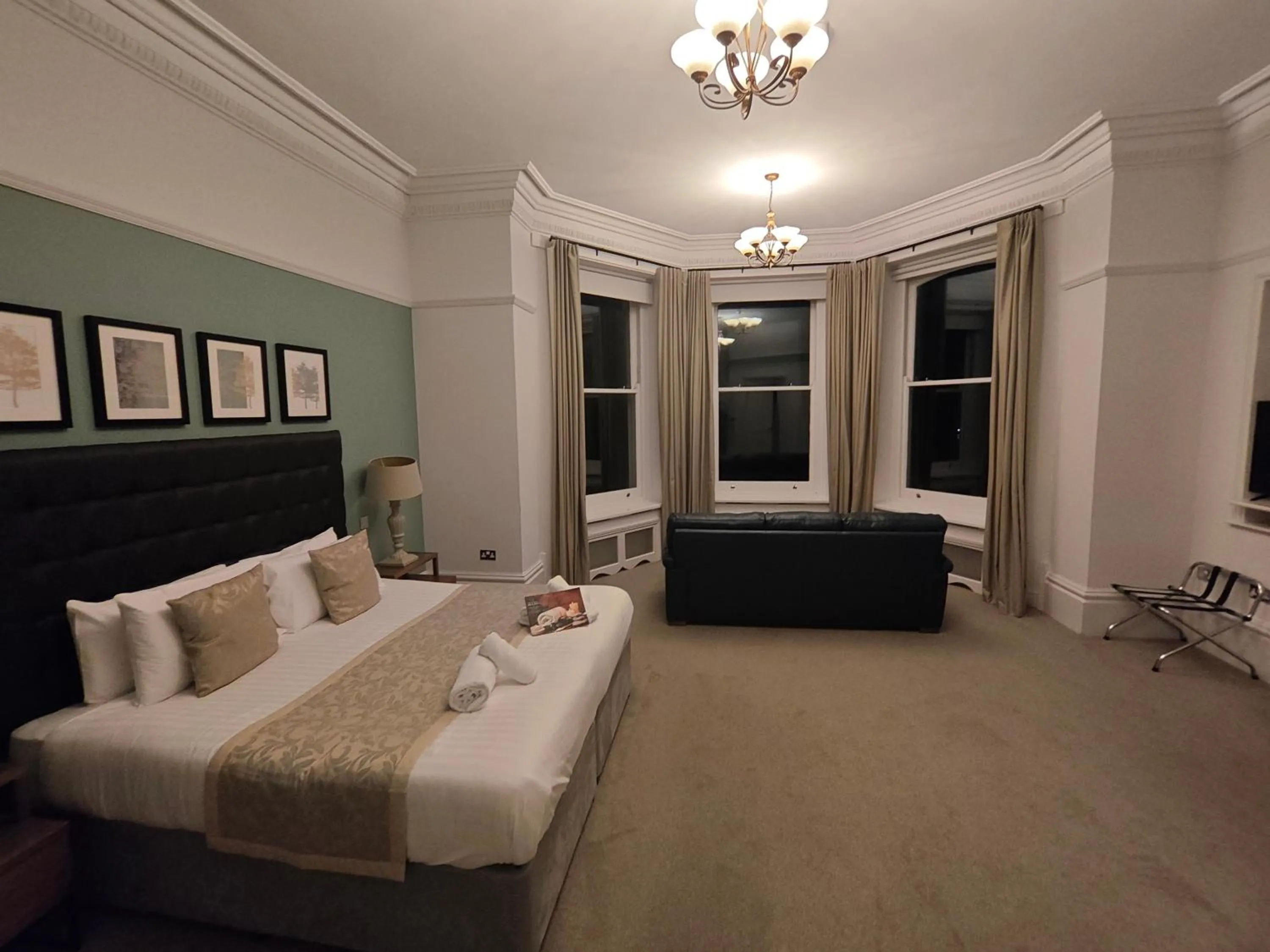 Bedroom, Bed in Trenython Manor Resort