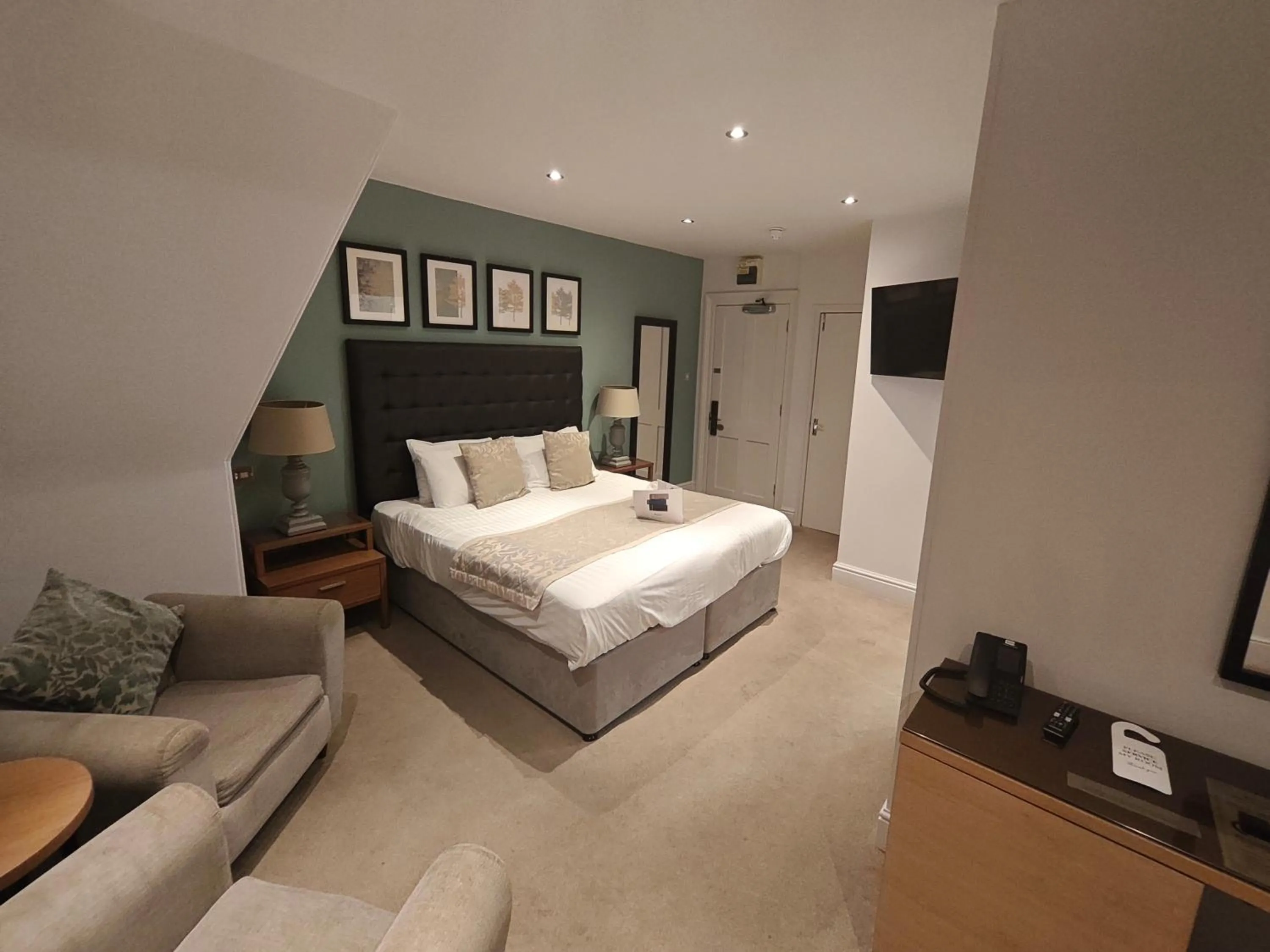 Bedroom, Bed in Trenython Manor Resort