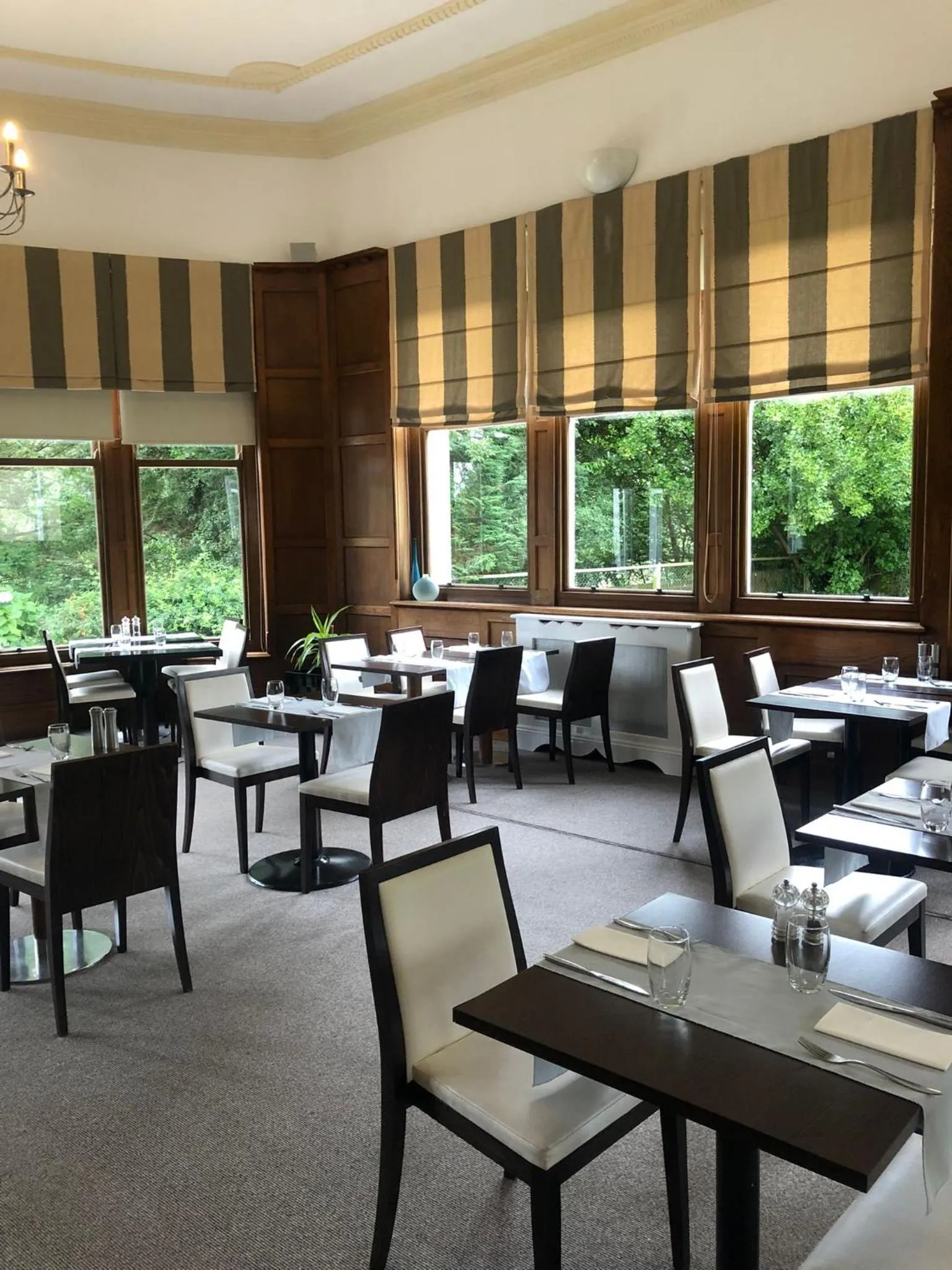 Restaurant/places to eat in Trenython Manor Resort