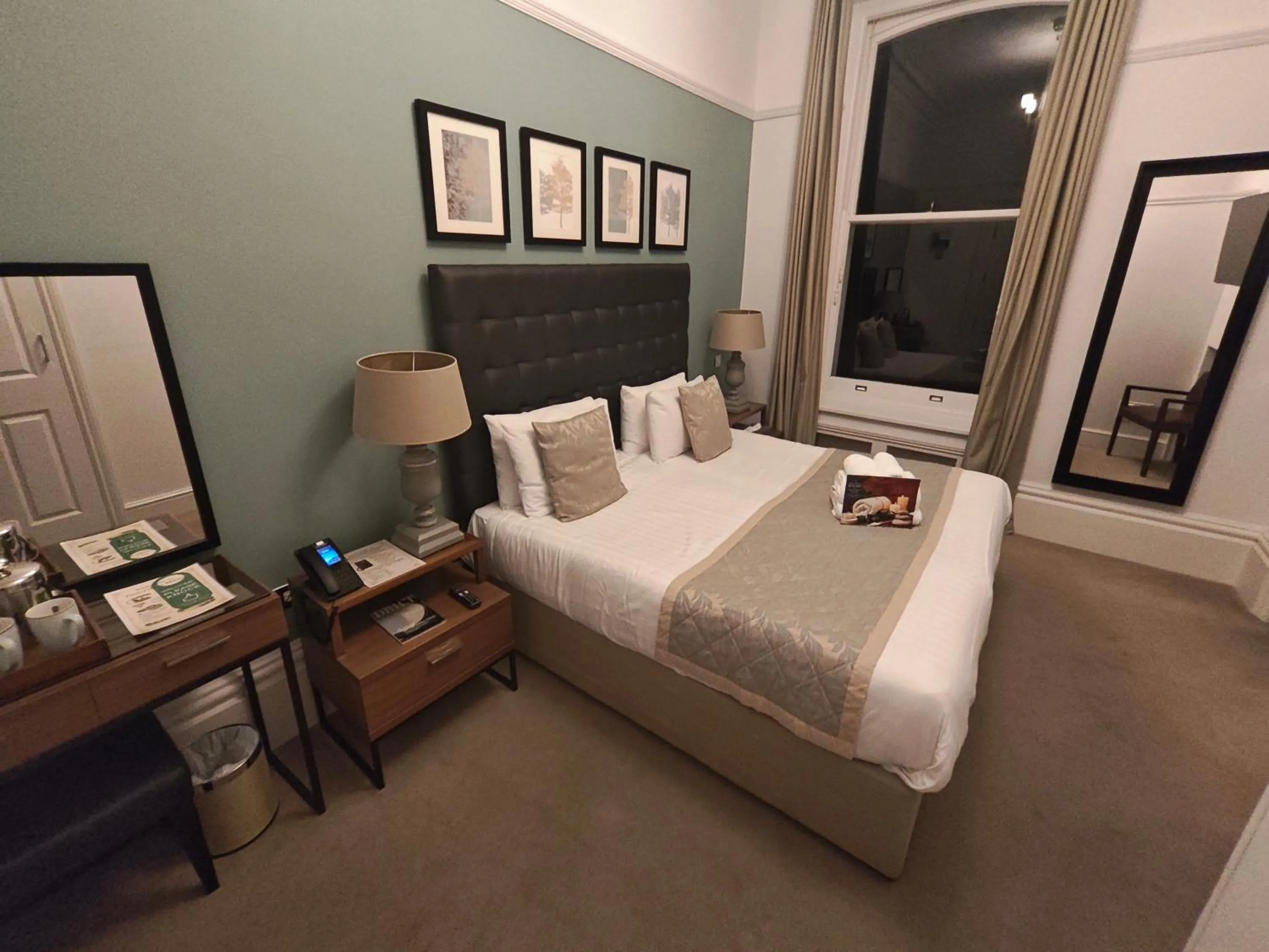 Bedroom, Bed in Trenython Manor Resort