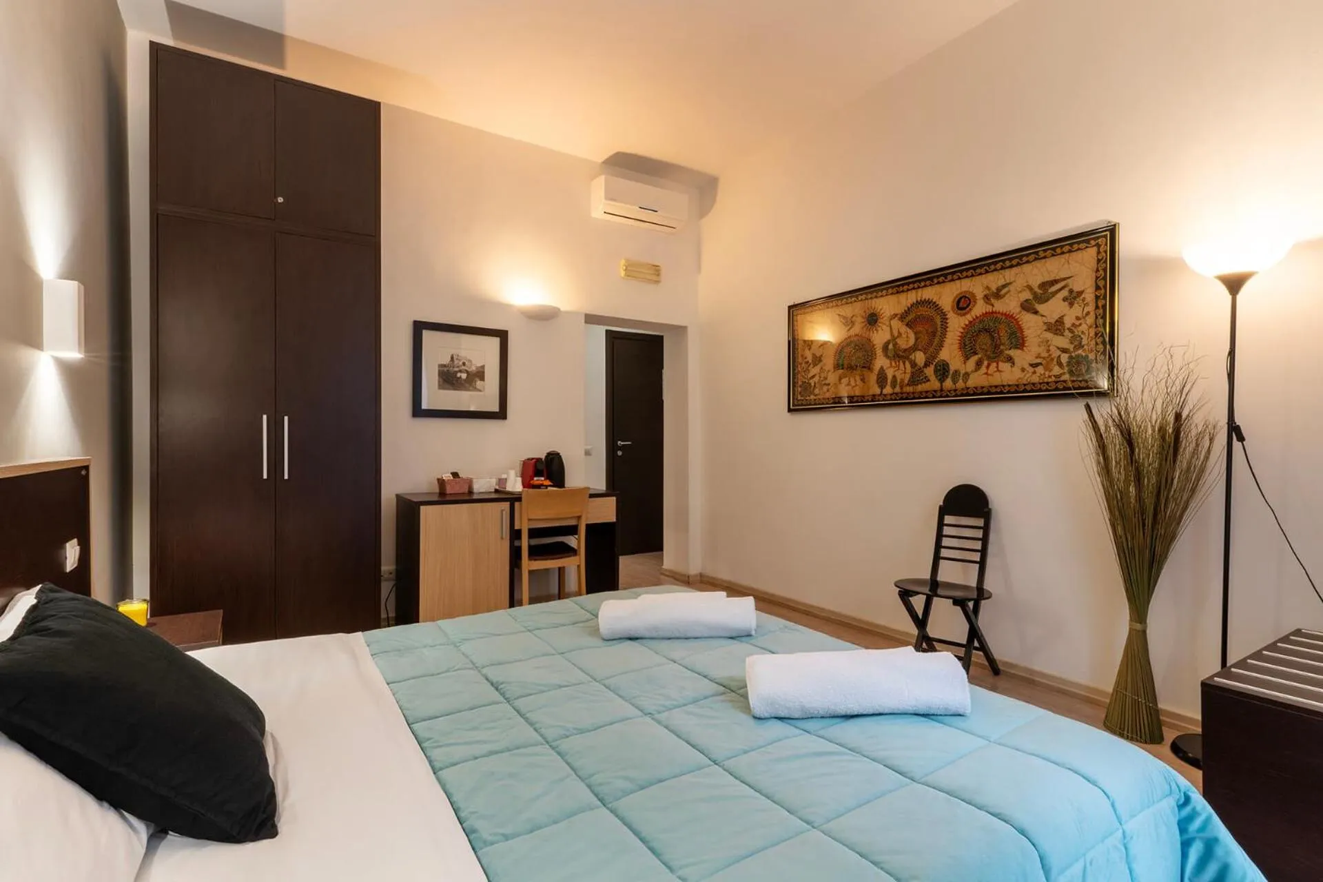 Photo of the whole room, Bed in Flowerome