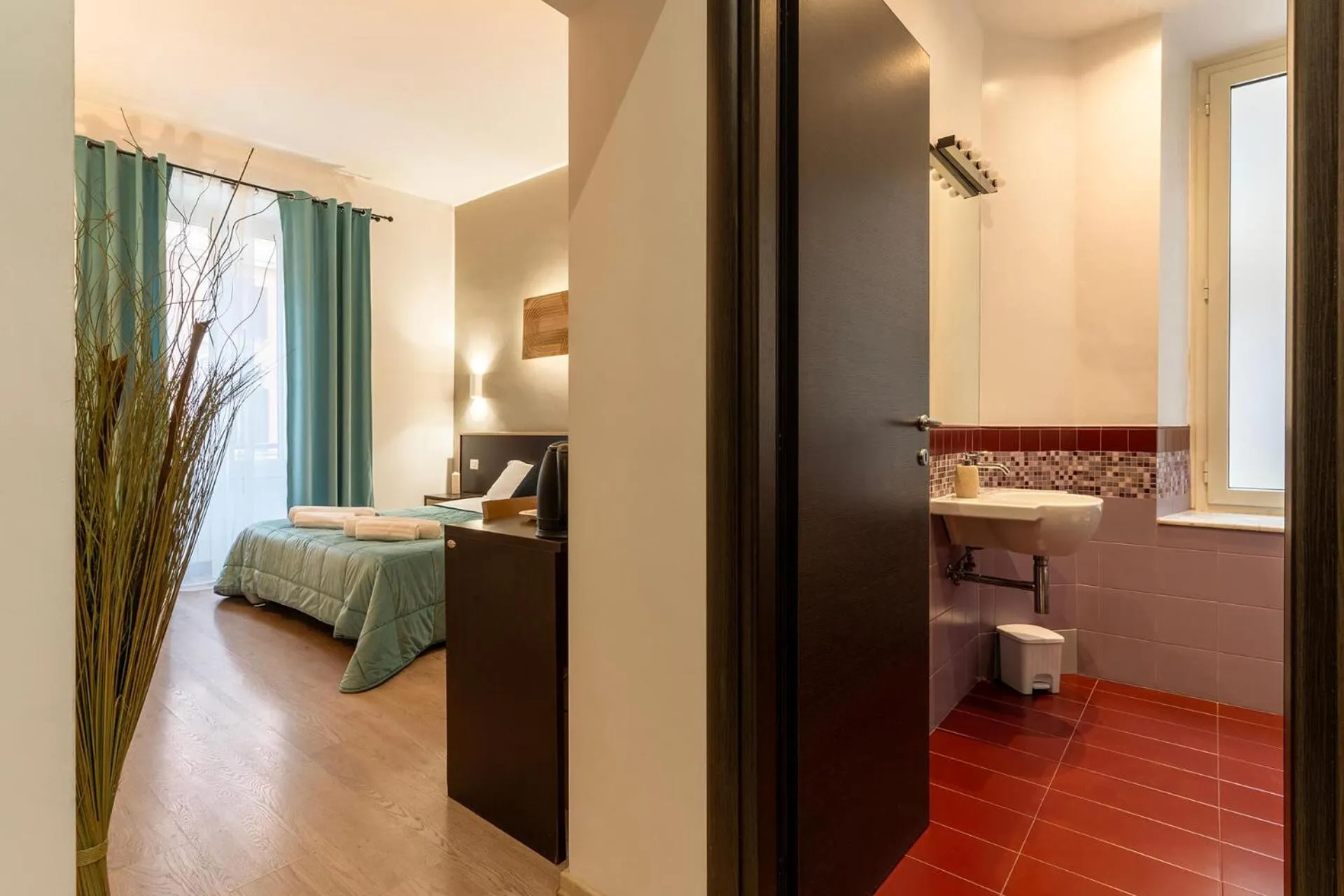 Photo of the whole room, Bed in Flowerome