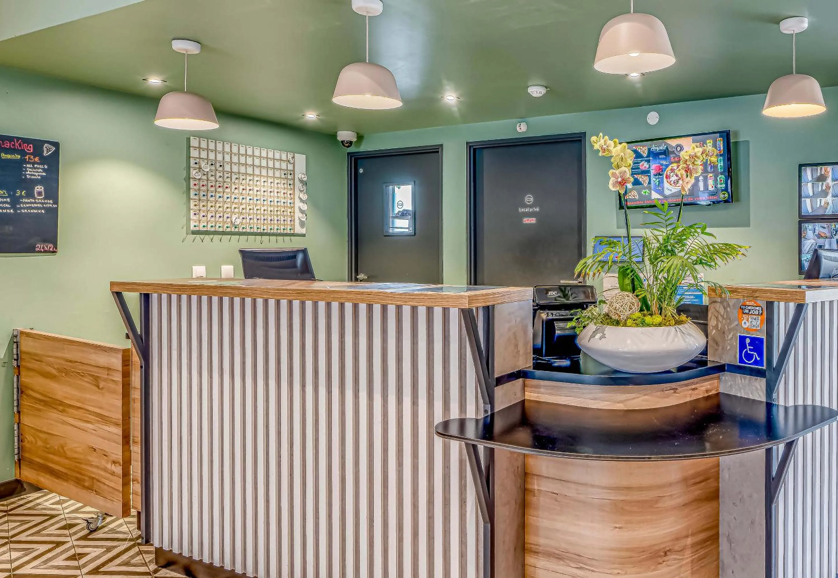 Lobby or reception in B&B HOTEL Bordeaux Centre Gare Saint-Jean